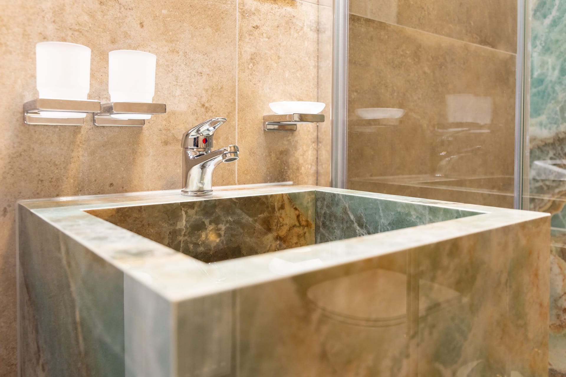 Modernes Badezimmer mit elegantem Waschbecken