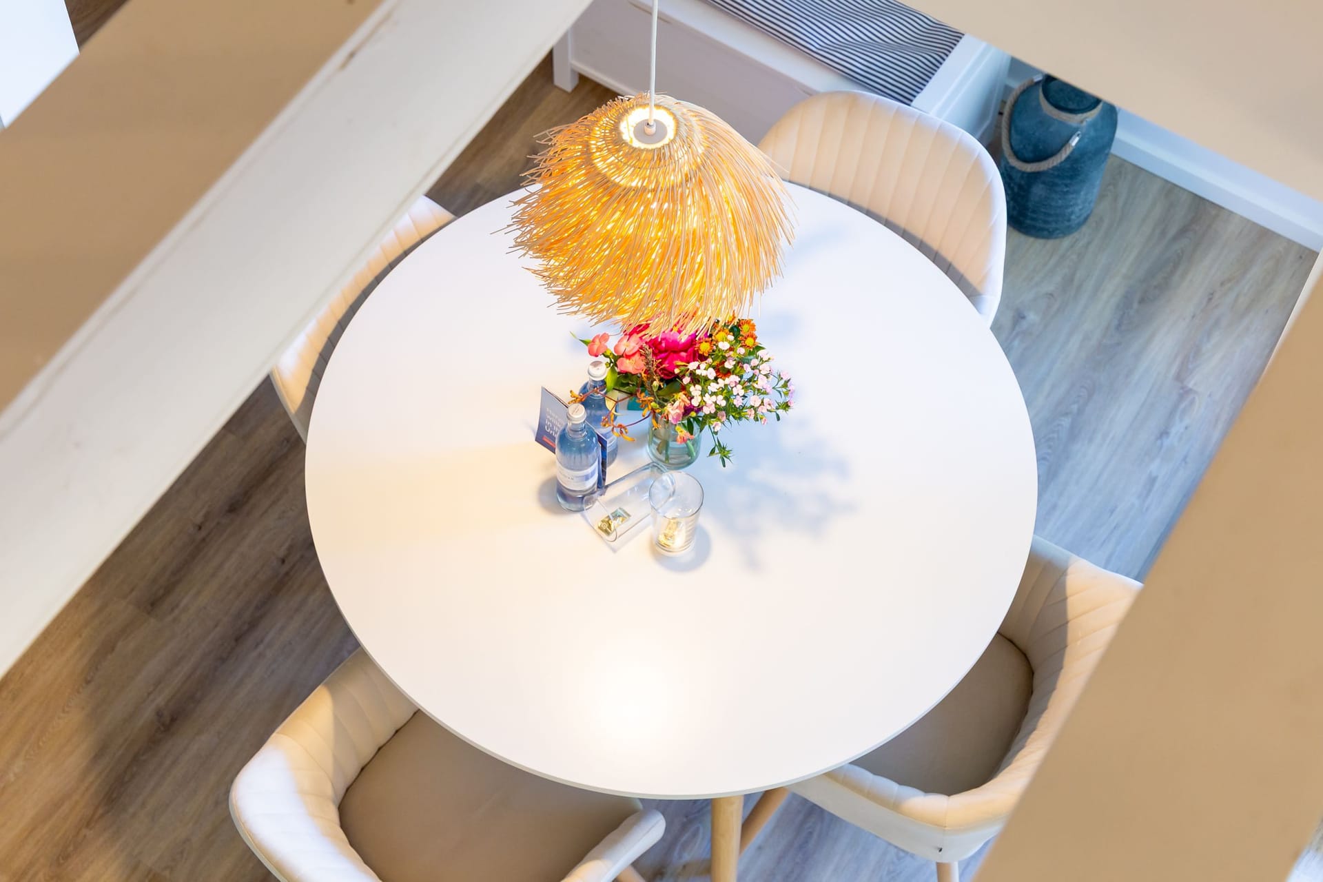 Moderne Küche mit rundem Esstisch und Blumen