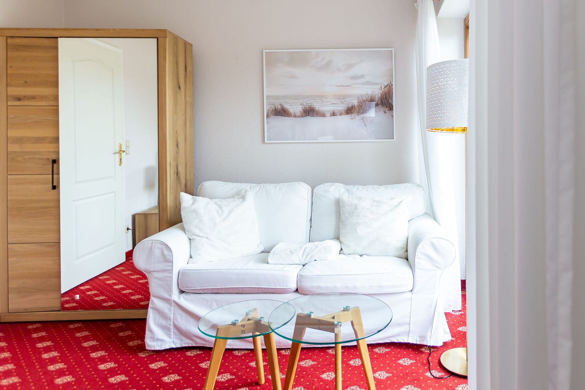 Gemütliches Wohnzimmer mit Sofa und Glastisch