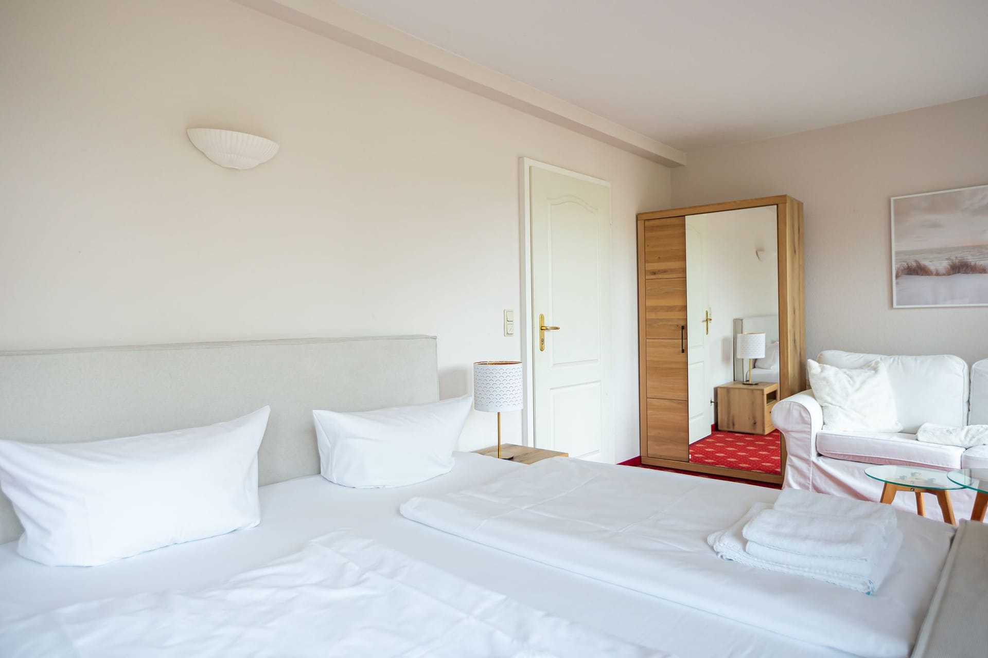 Helles Schlafzimmer mit Doppelbett und Kommode