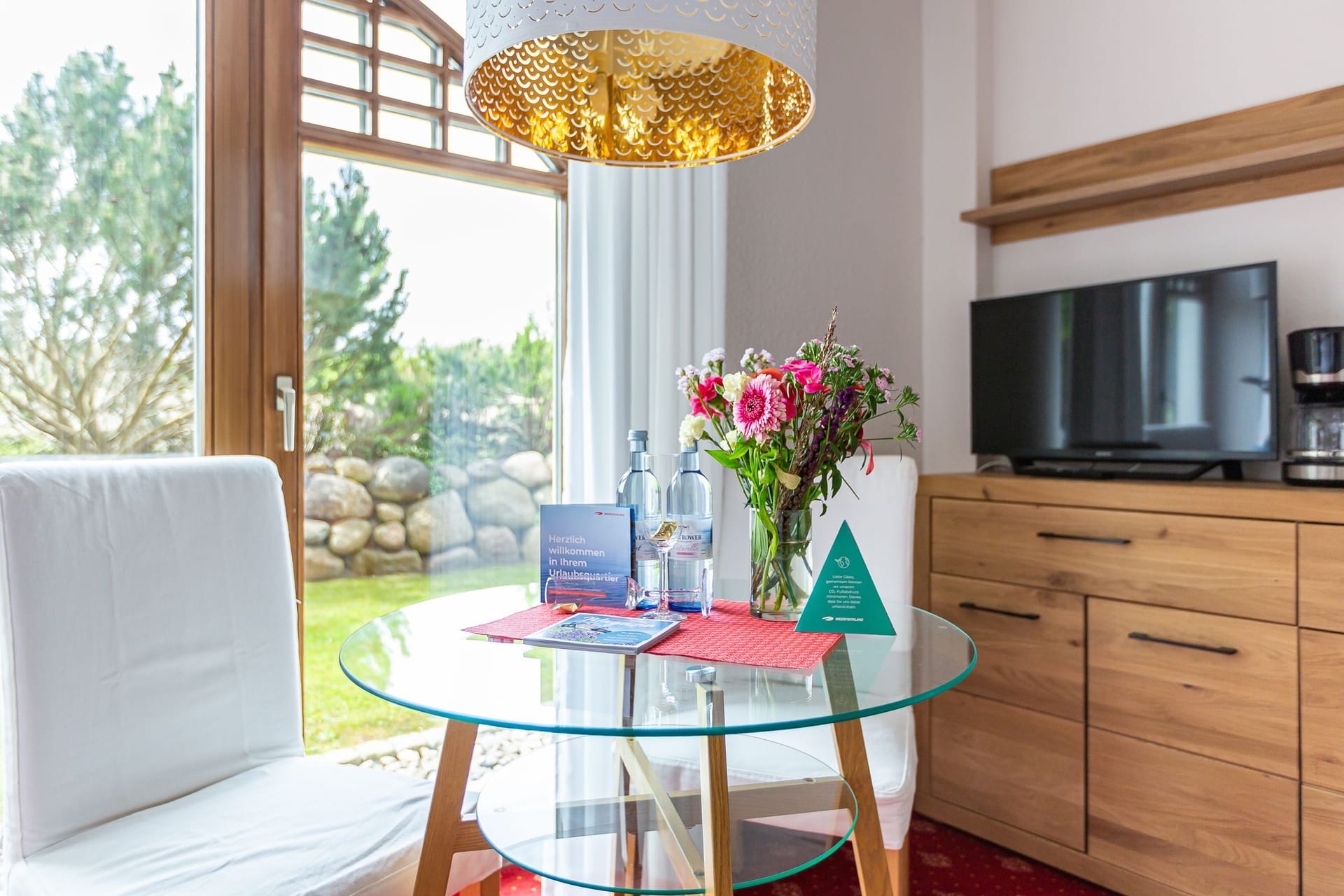 Heller Wohnbereich mit Tisch und Fernseher