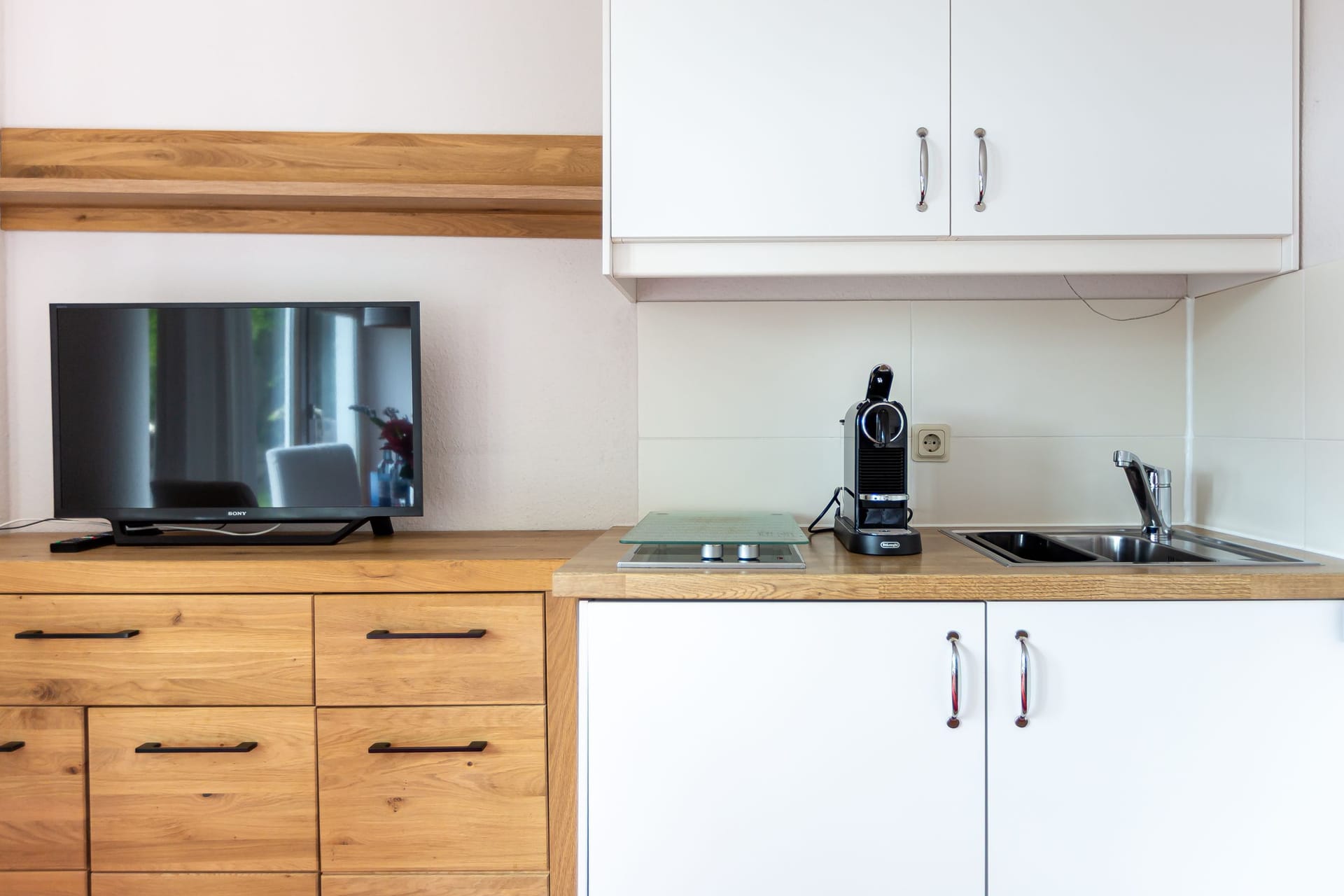 Moderne Küche mit Fernseher und Küchenbereich