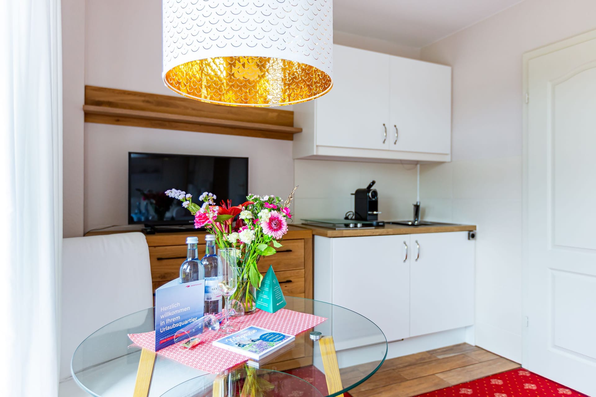 Moderne Küche mit Tisch und Fernseher