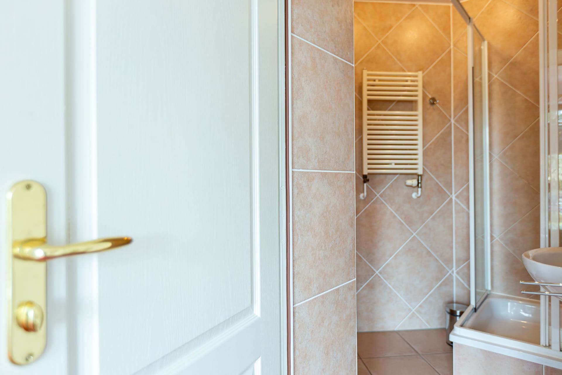 Badezimmer mit Dusche und Handtuchheizkörper