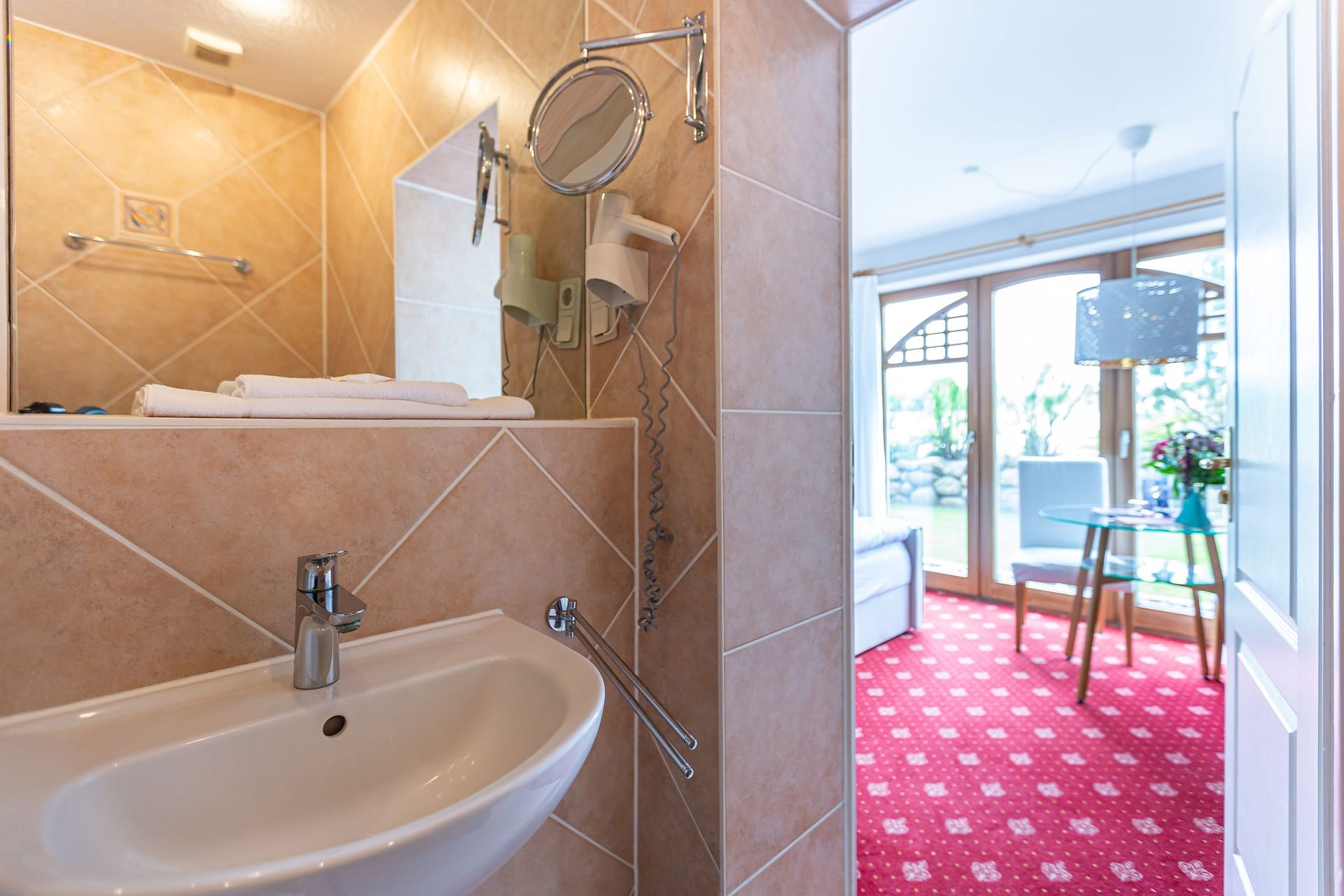 Modernes Badezimmer mit Waschbecken und elegantem Design