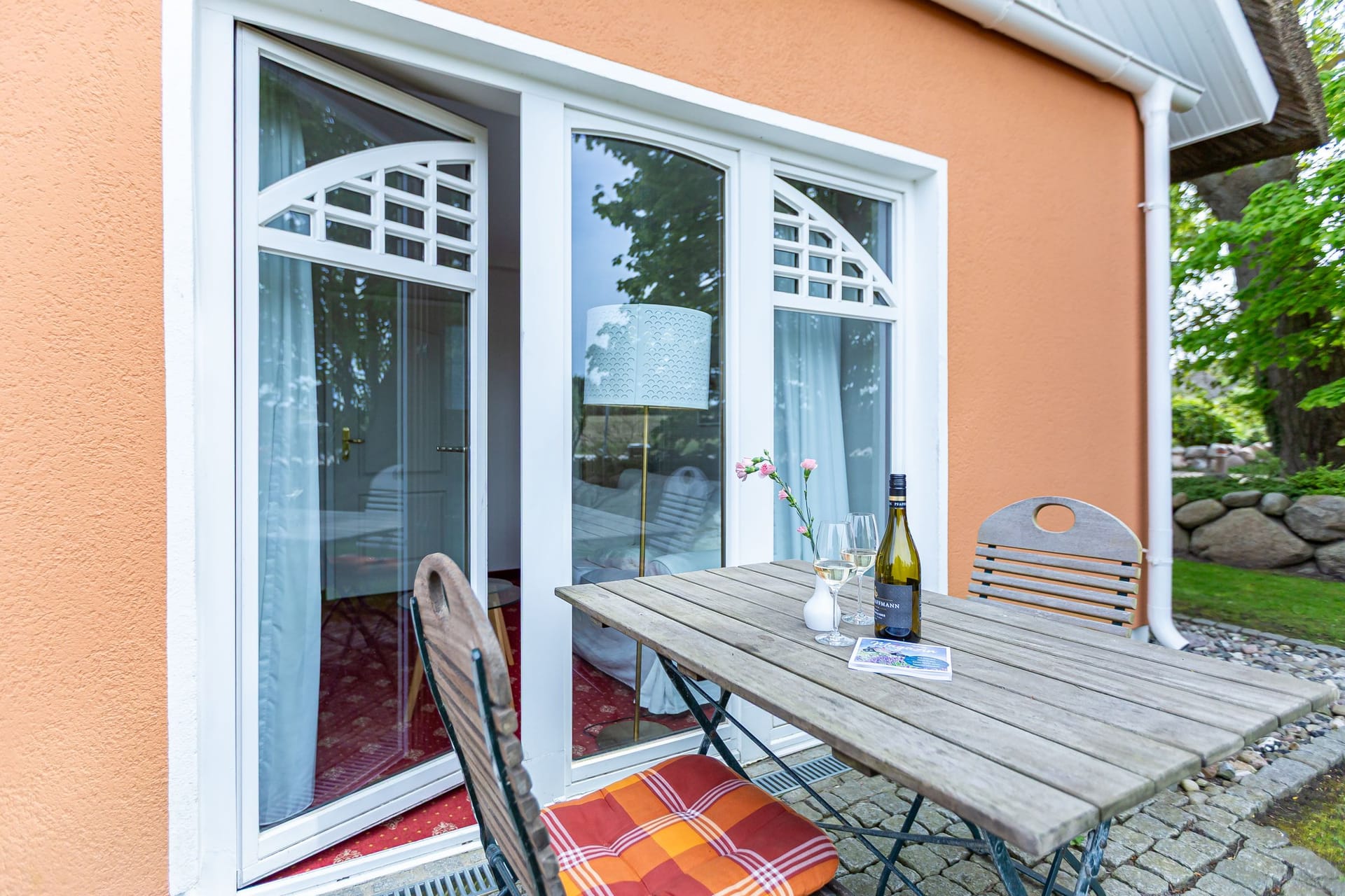 Gemütliche Terrasse mit Tisch und Stühlen