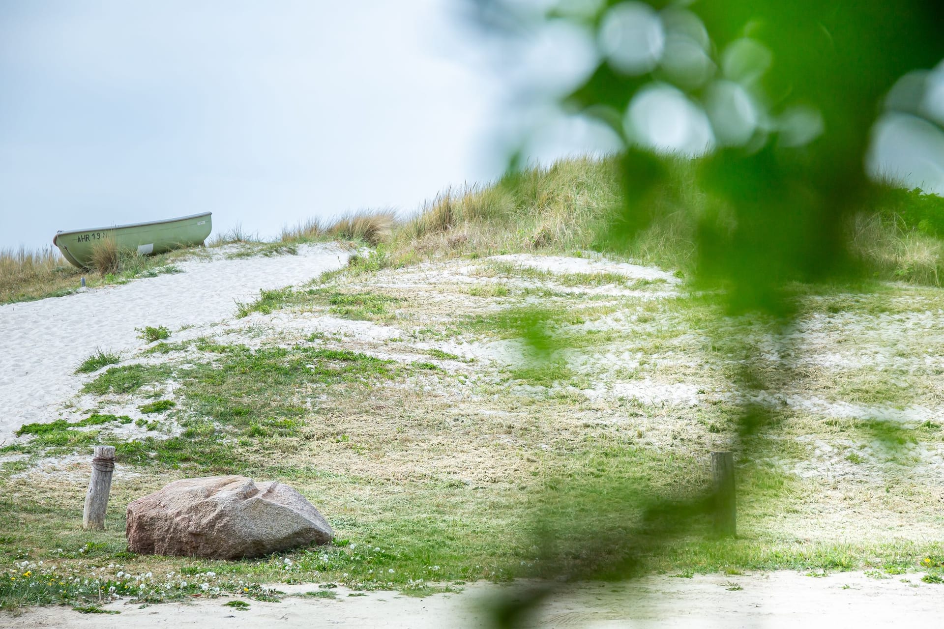 Strandlandschaft mit Boot und sanftem Hang