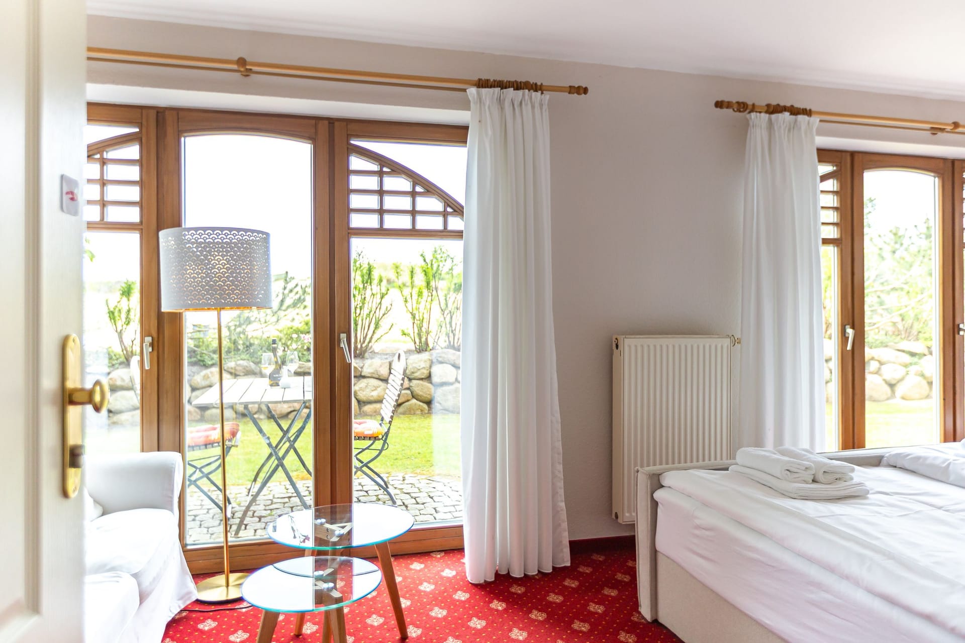 Schlafzimmer mit Gartenblick und großen Fenstern