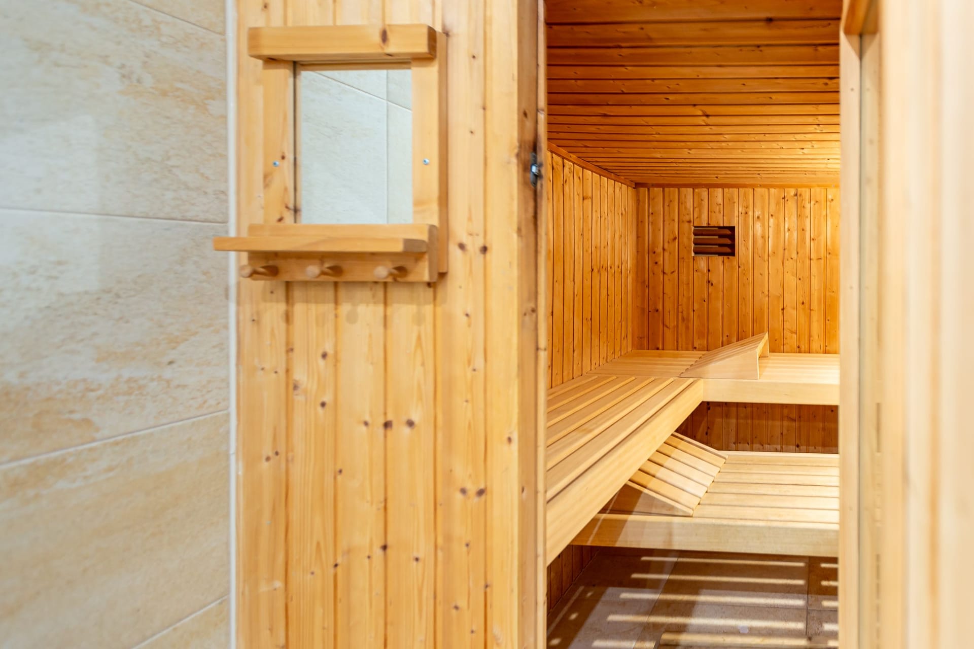 Sauna mit Holzverkleidung und Bänken