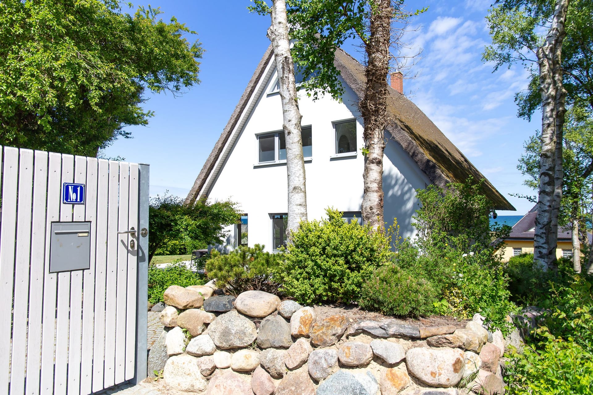 Außenansicht eines Hauses mit Garten