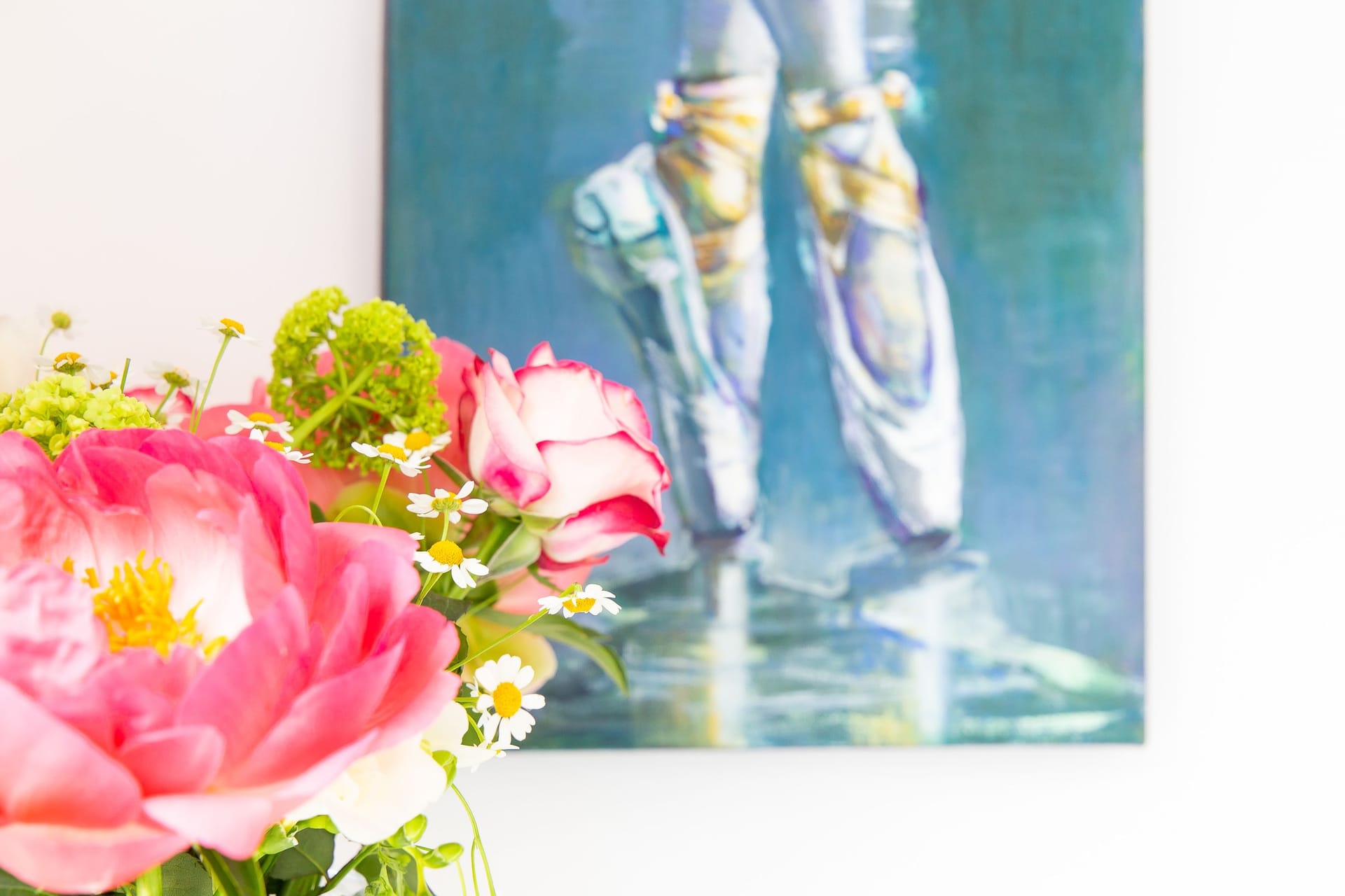 Blumenarrangement vor Ballettgemälde