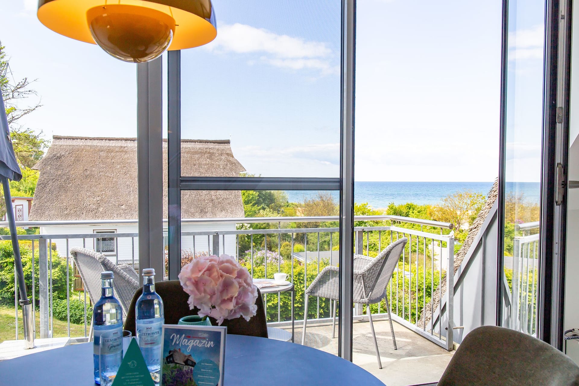 Terrasse mit Meerblick und gemütlichen Möbeln