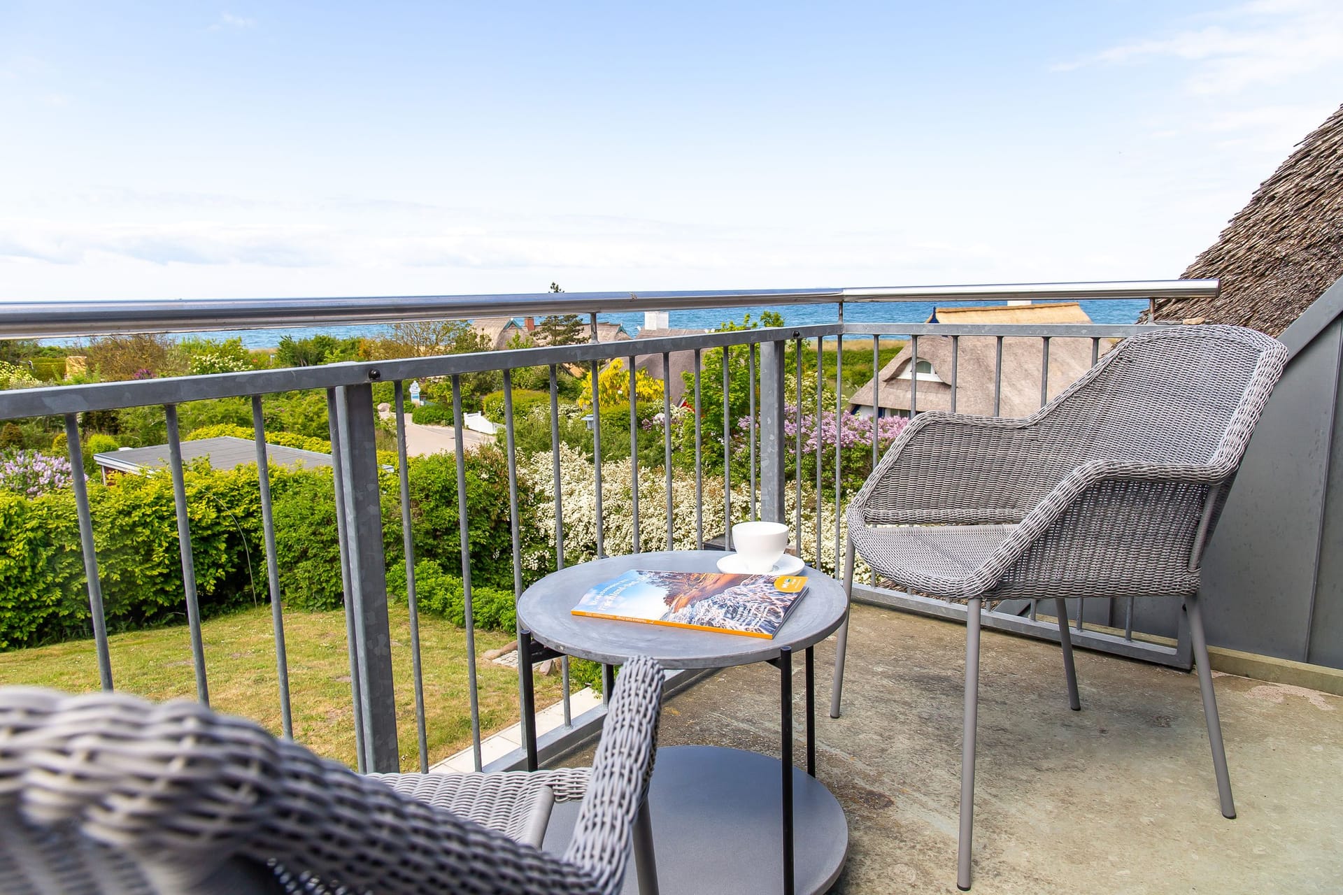 Balkon mit Ausblick auf Garten und Meer