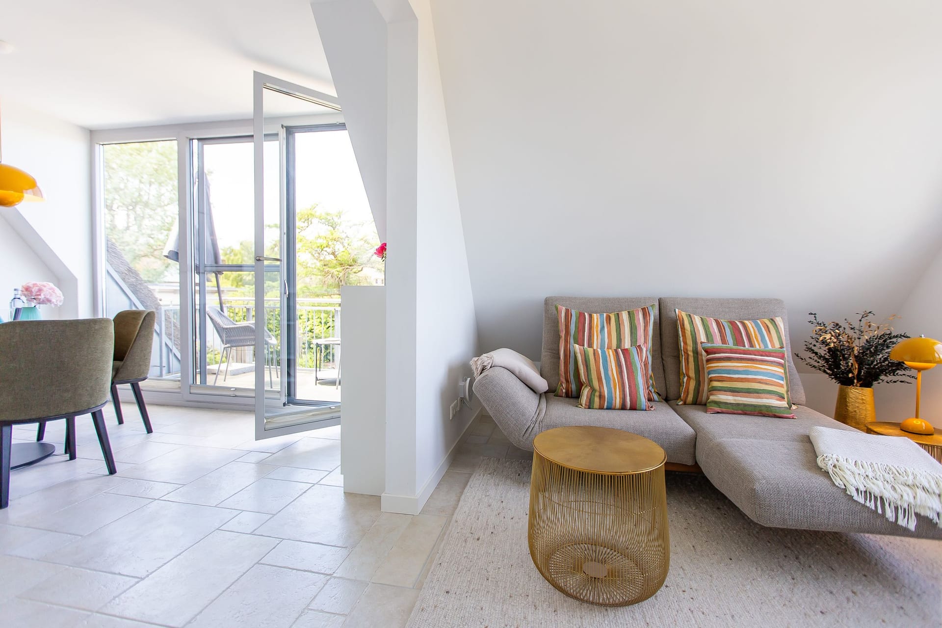 Helles Wohnzimmer mit Sofa und Esstisch