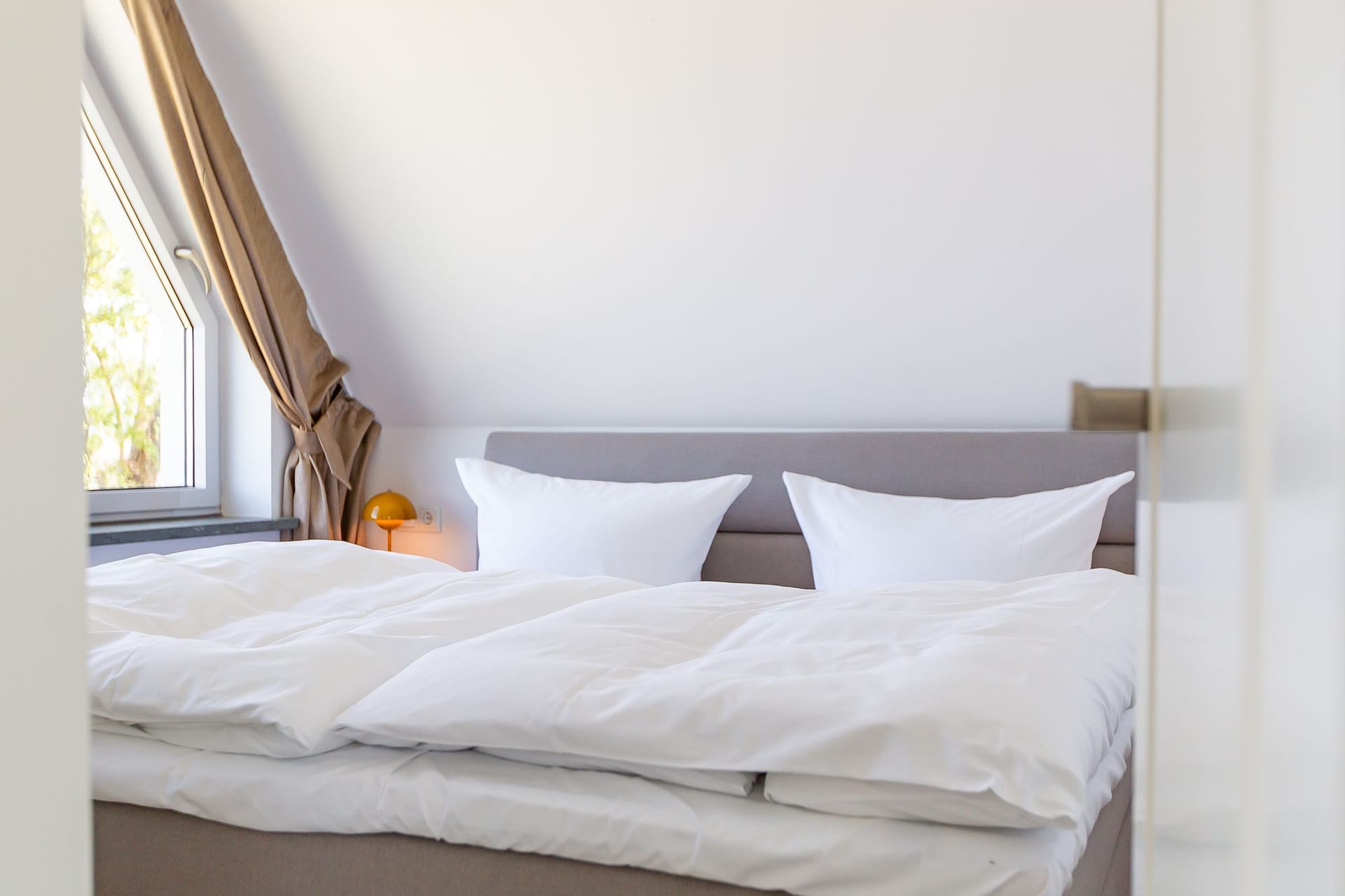 Gemütliches Schlafzimmer mit großem Bett