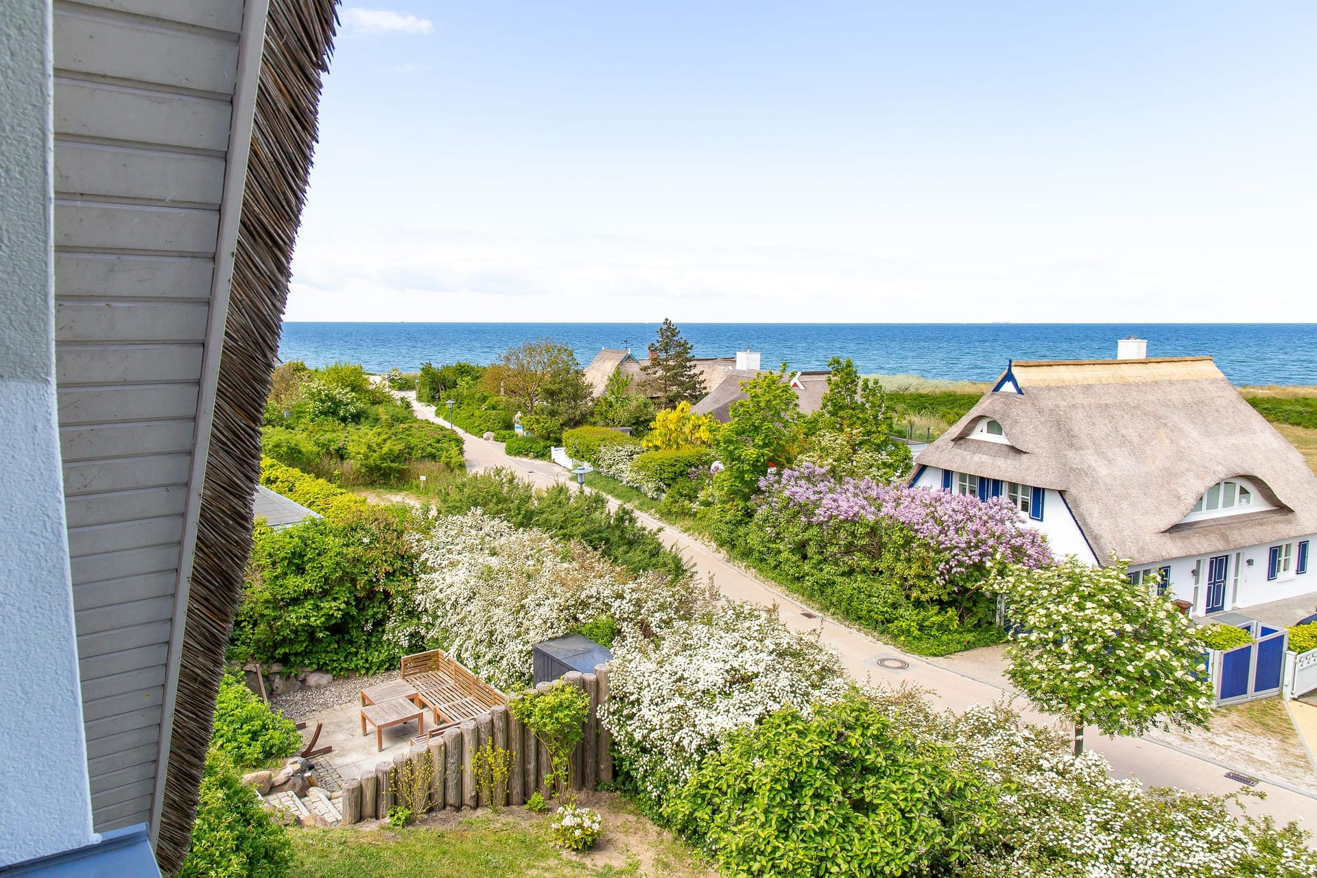 Luftaufnahme eines Ferienhauses mit Meerblick