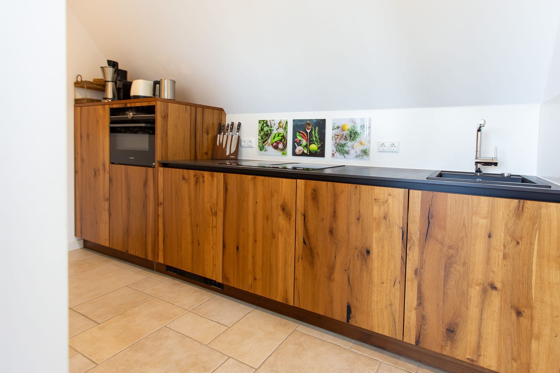 Moderne Küche mit Holzfronten