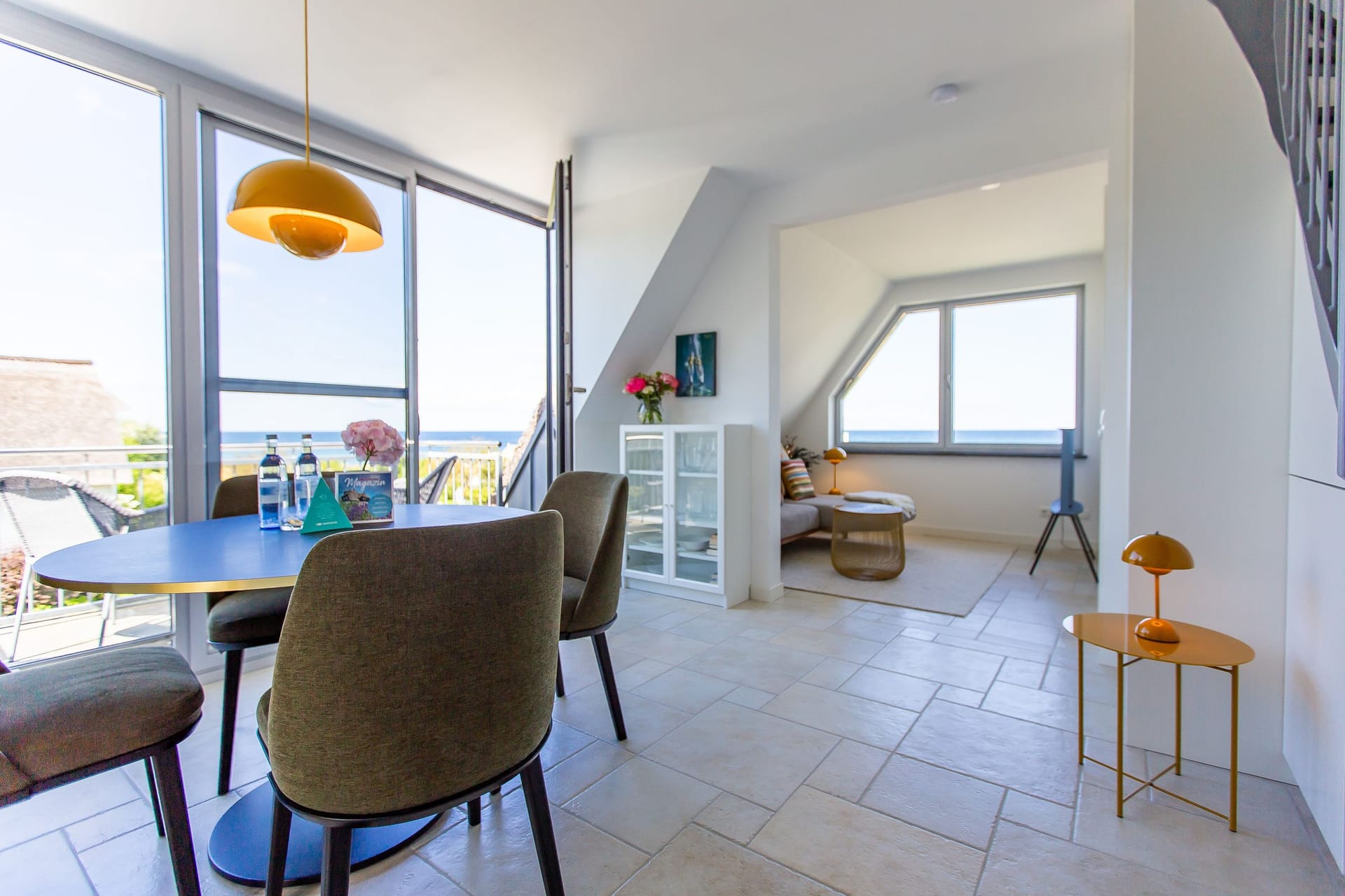 Heller Wohnraum mit Esstisch und Blick nach draußen