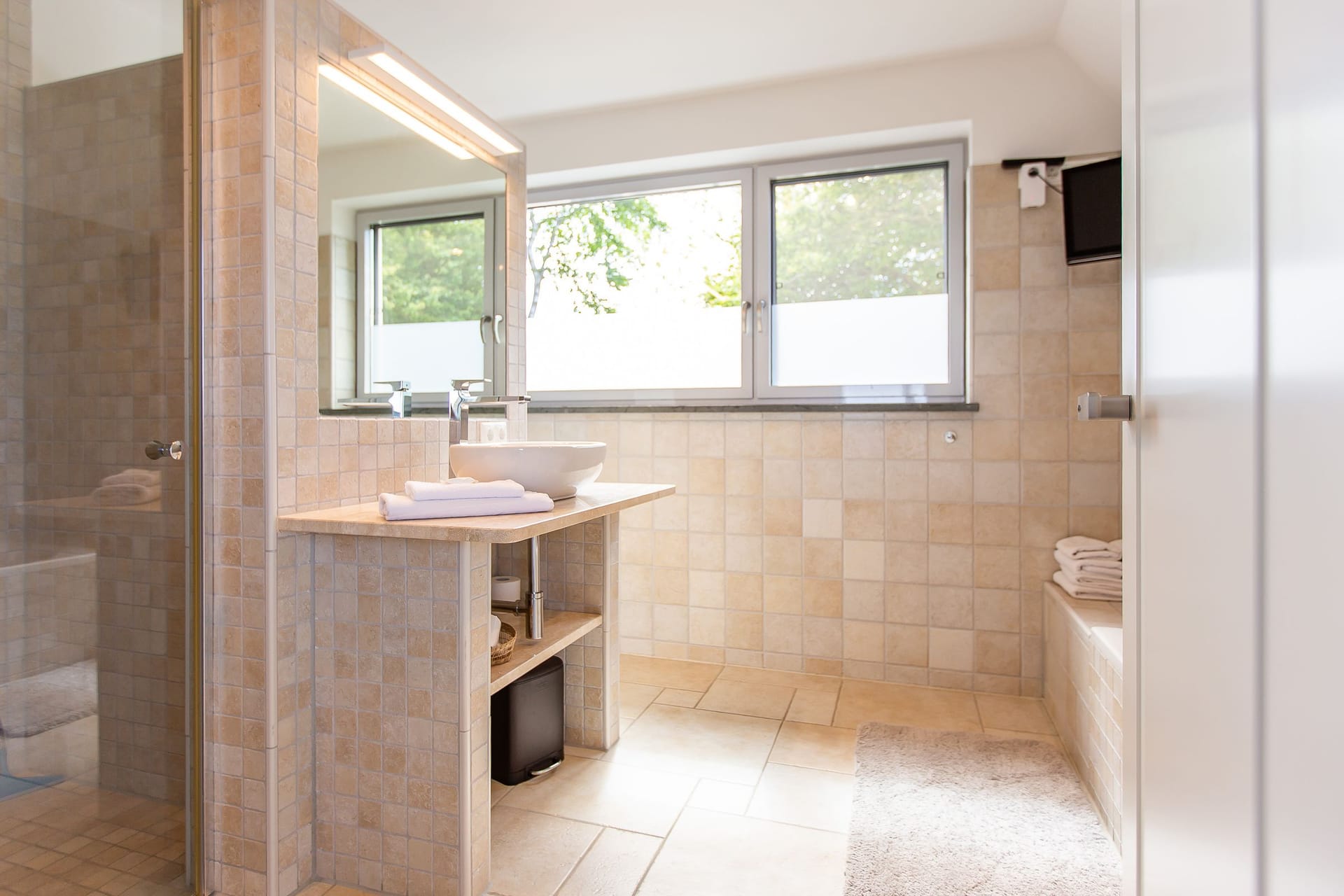 Helles Badezimmer mit Dusche und Waschbecken