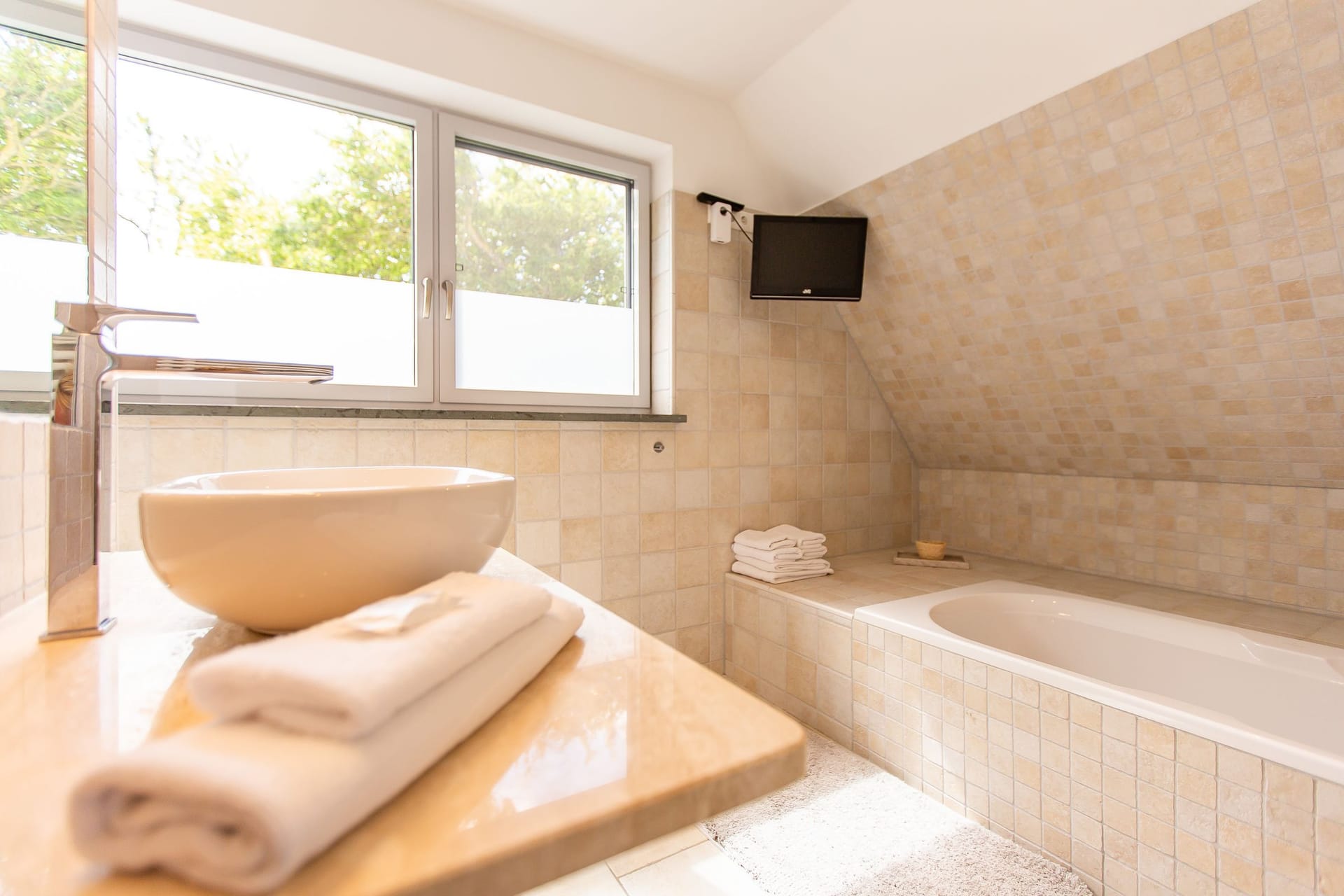 Modernes Badezimmer mit Waschbecken und Badewanne