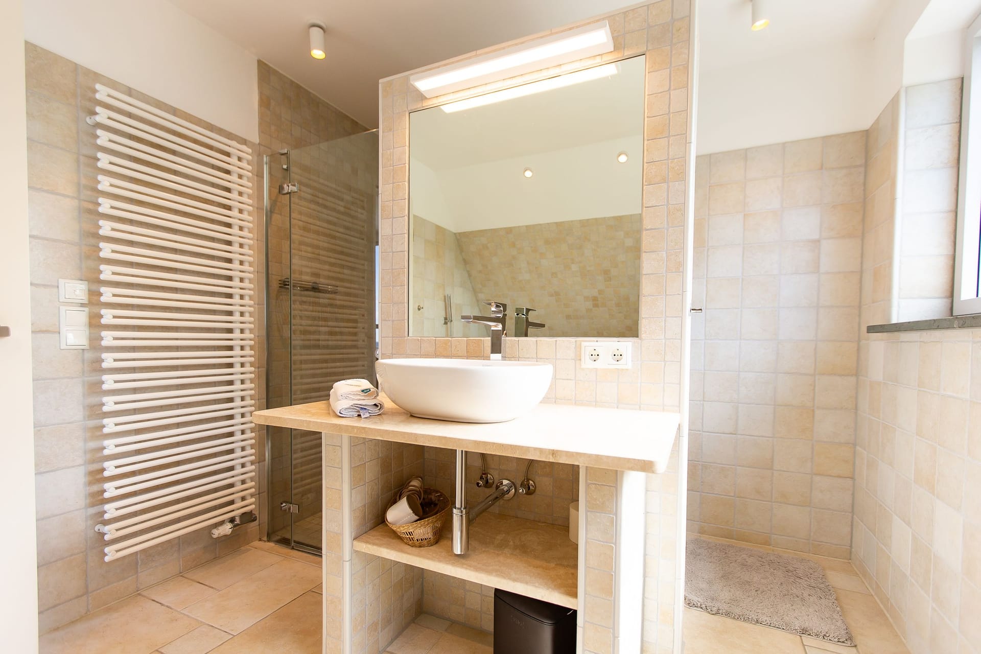 Modernes Badezimmer mit Dusche und Spiegel