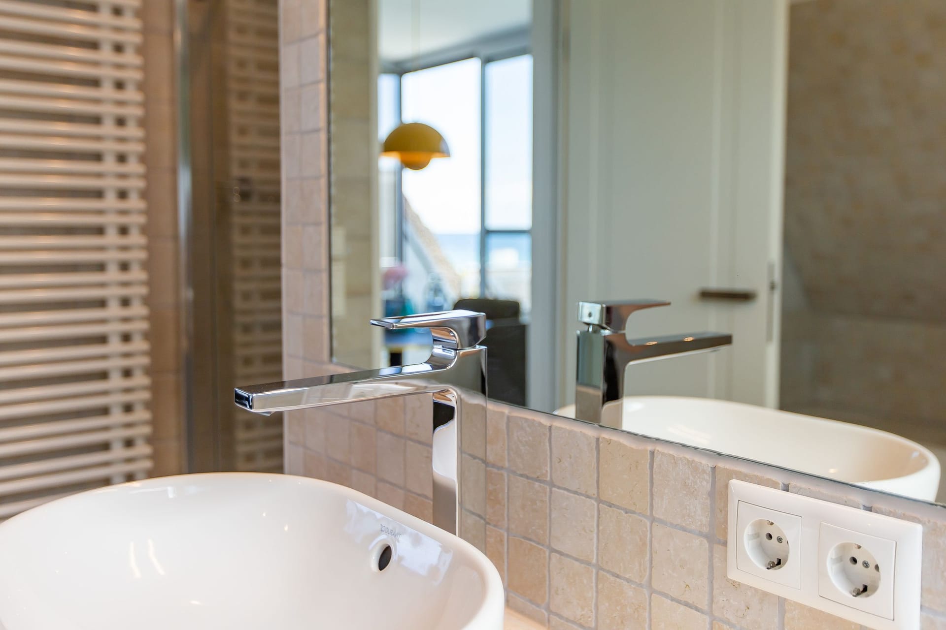 Modernes Badezimmer mit Waschbecken und Spiegel