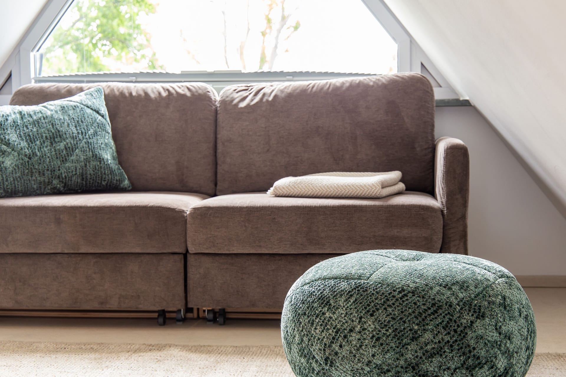 Gemütliches Wohnzimmer mit Sofa und Hocker