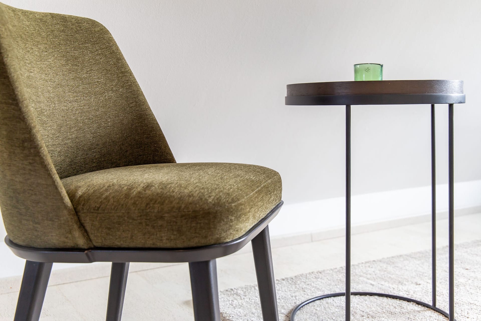 Stuhl und Tisch im Wohnzimmer