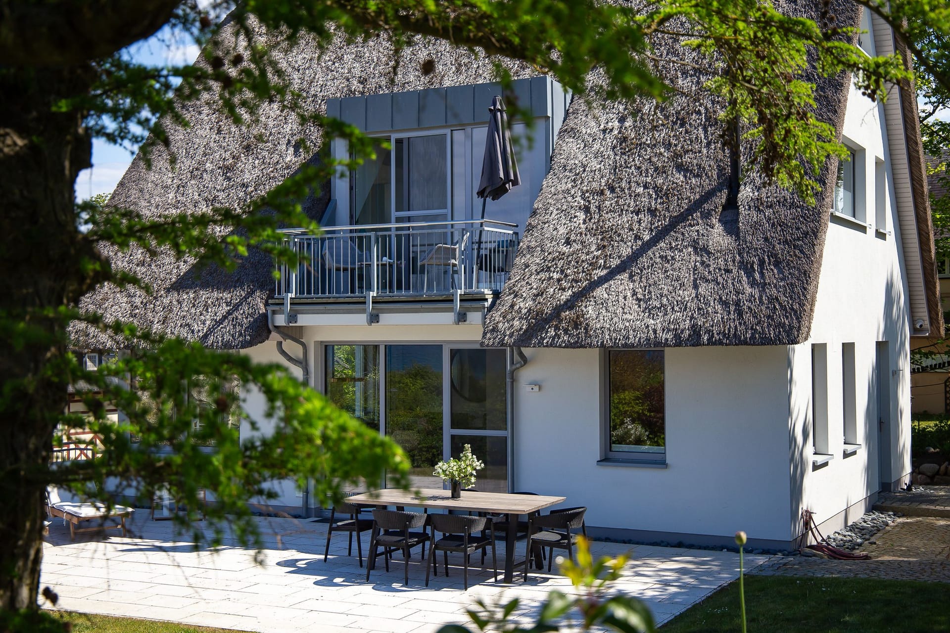 Moderne Außenansicht eines Hauses mit Reetdach