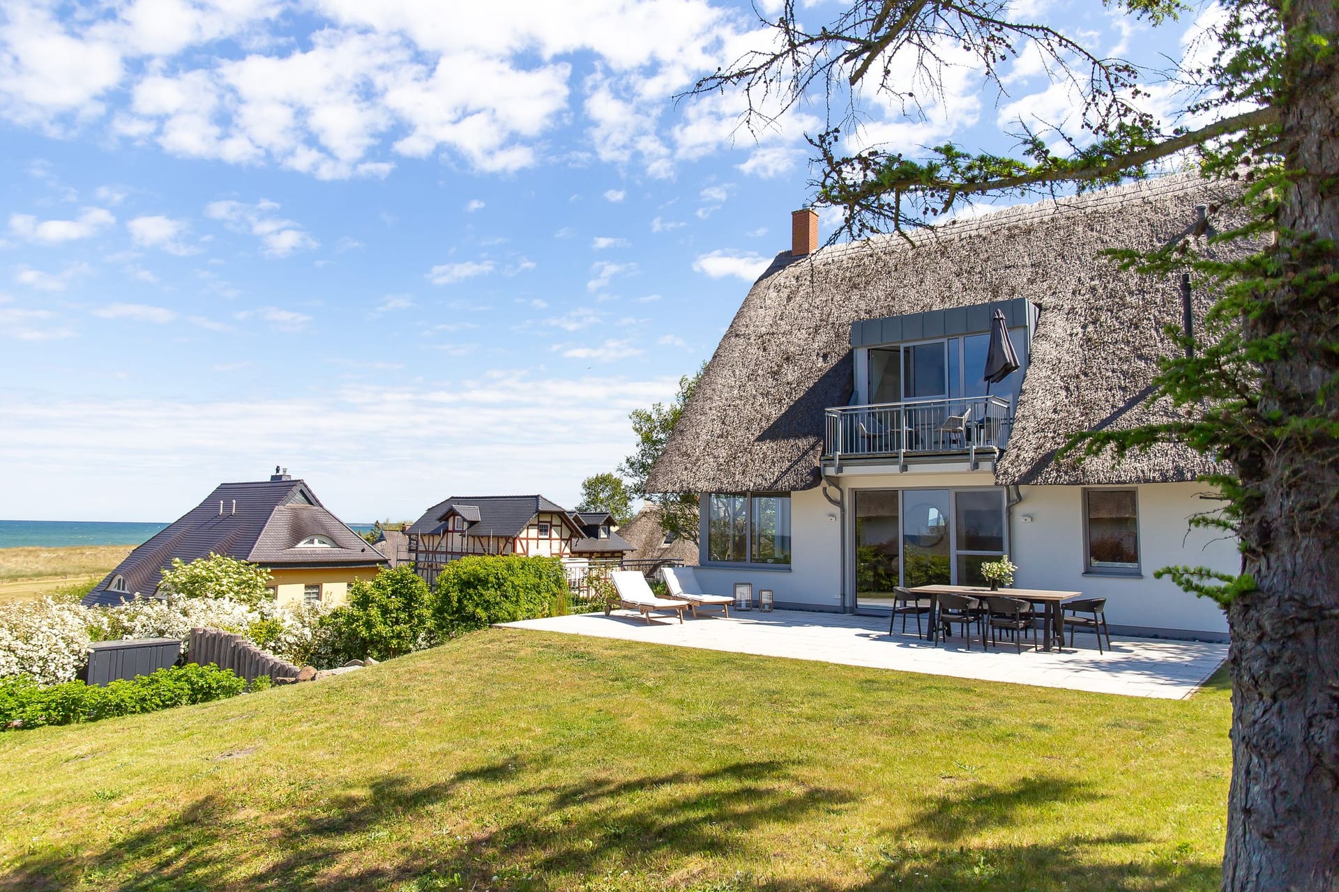 Außenansicht eines Hauses mit Garten und Meerblick