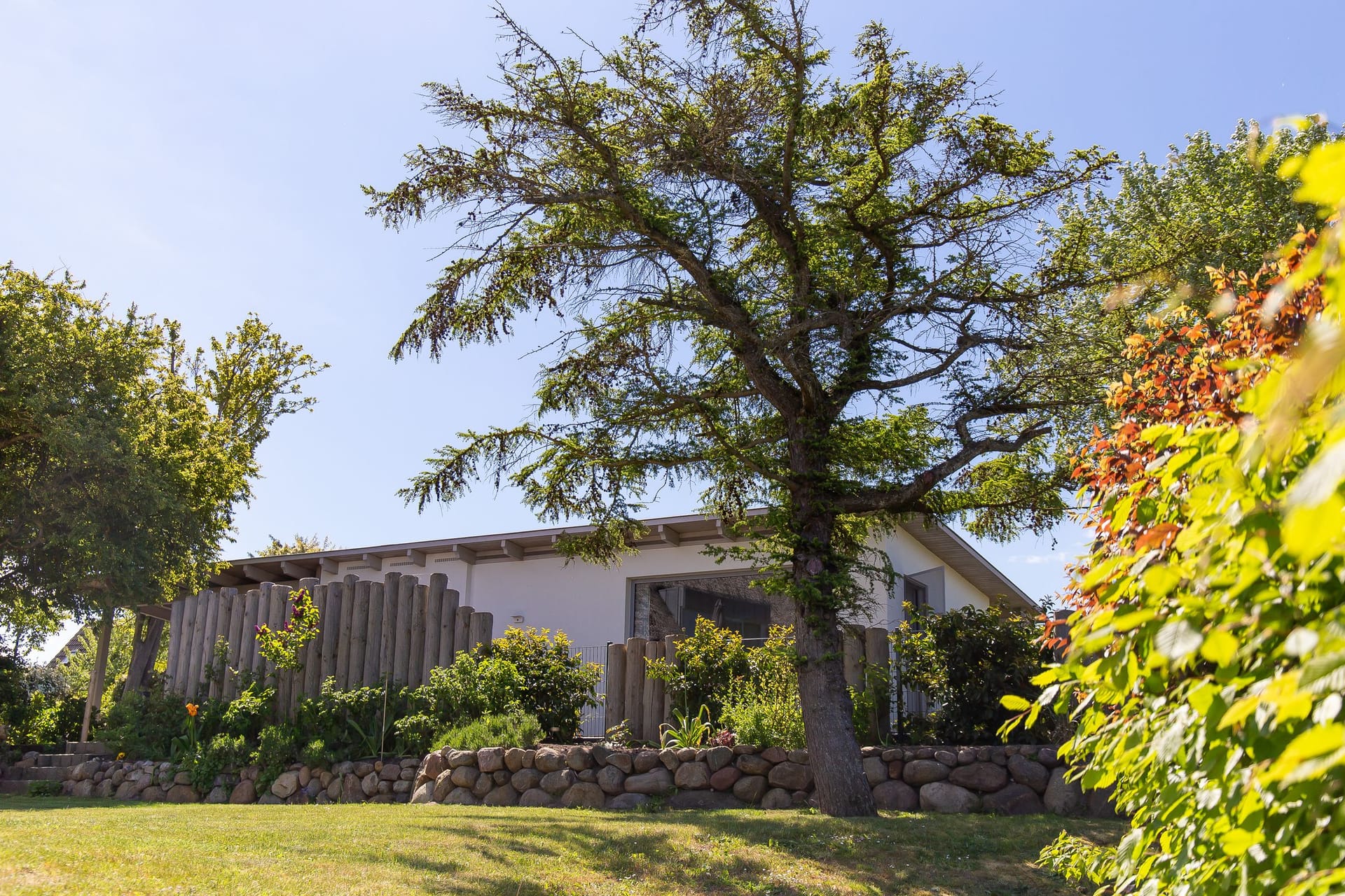Außenansicht eines Hauses mit Garten