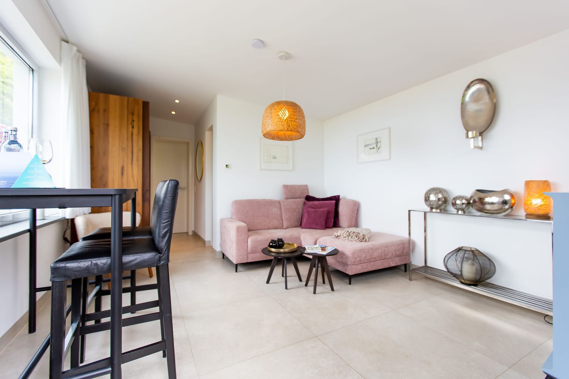 Helles Wohnzimmer mit Sofa und Esstisch