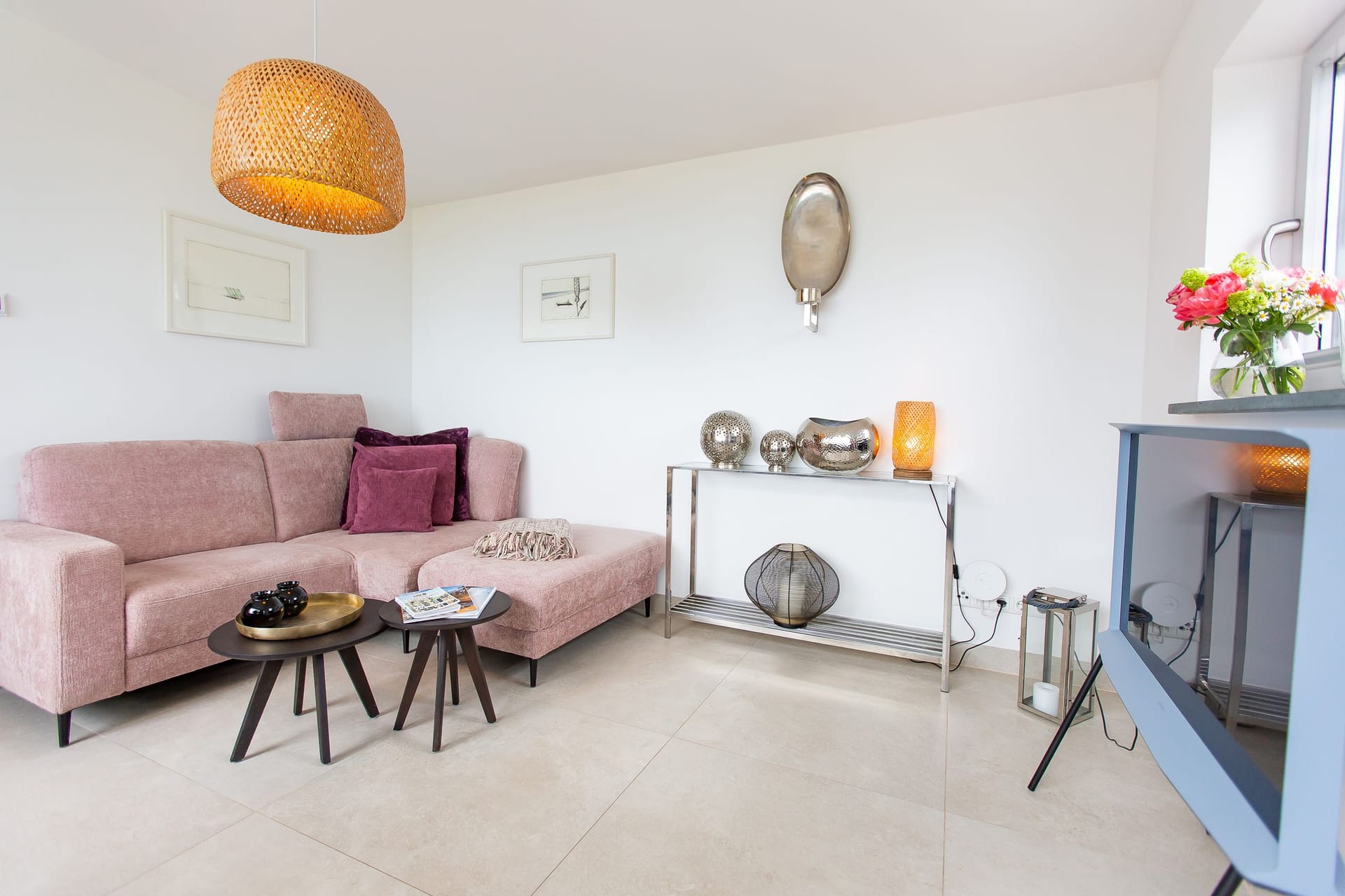 Helles Wohnzimmer mit modernem Sofa