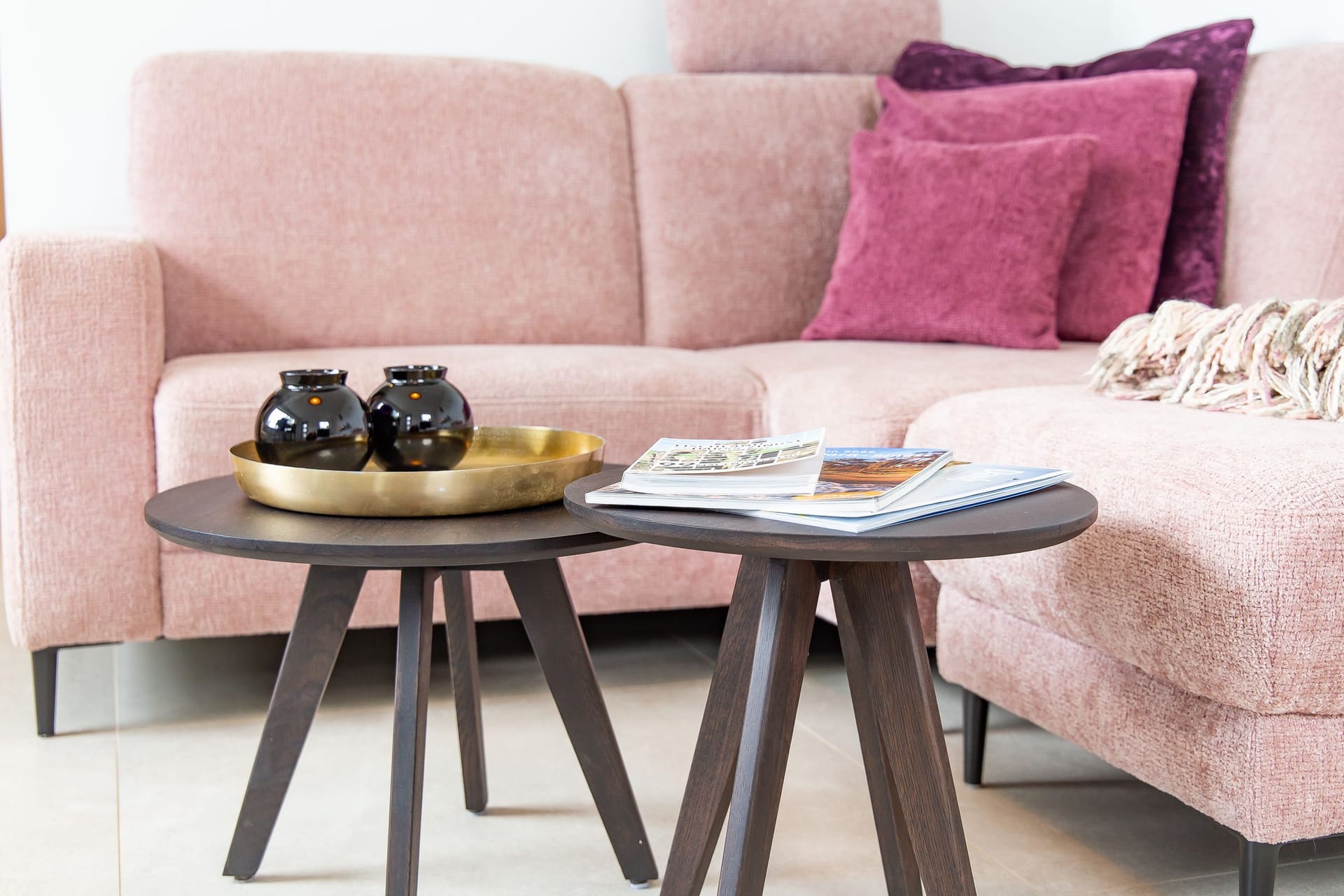 Innenansicht eines Wohnzimmers mit Sofa und Couchtischen.