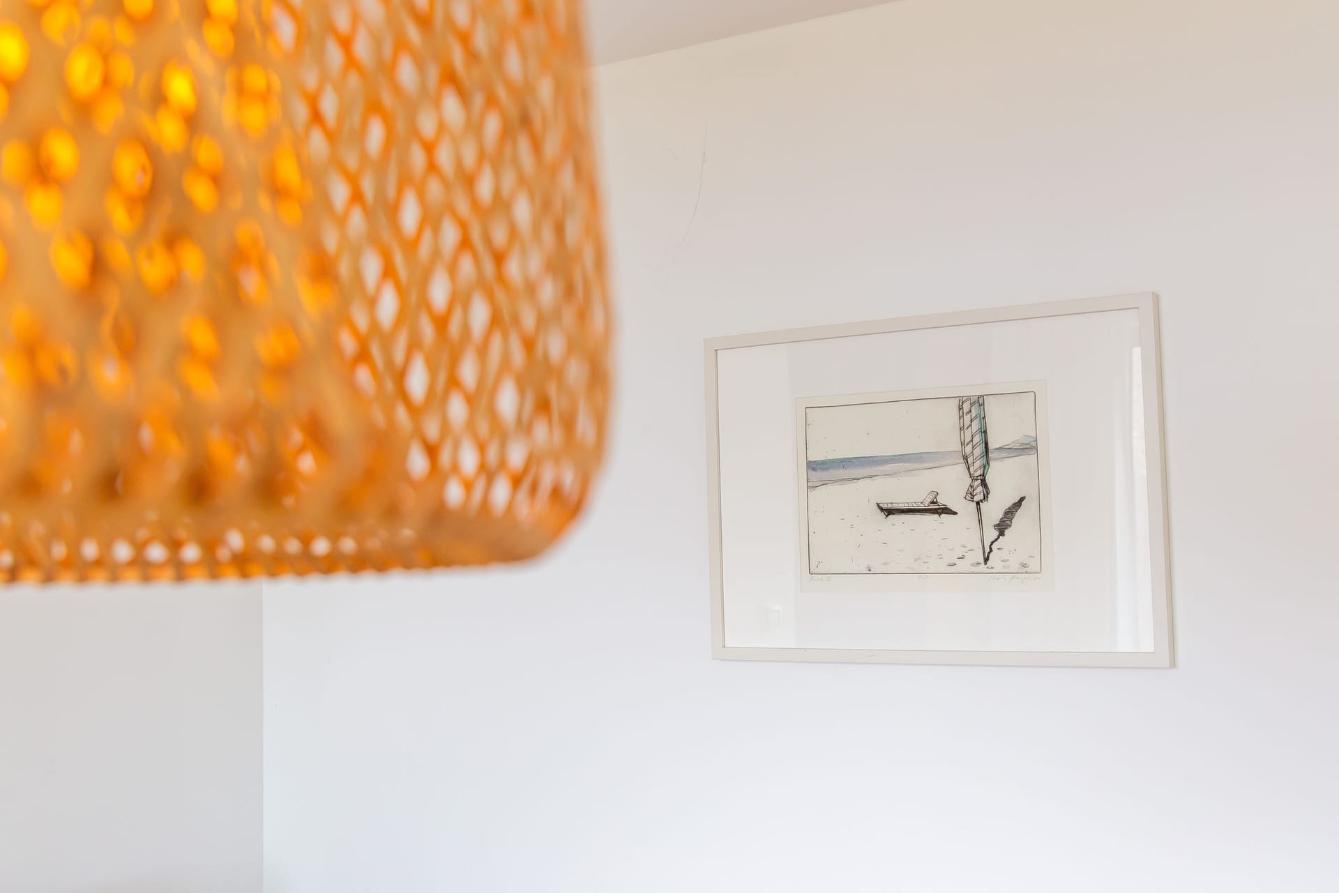 Innenansicht eines Wohnzimmers mit kunstvollem Lichtobjekt.