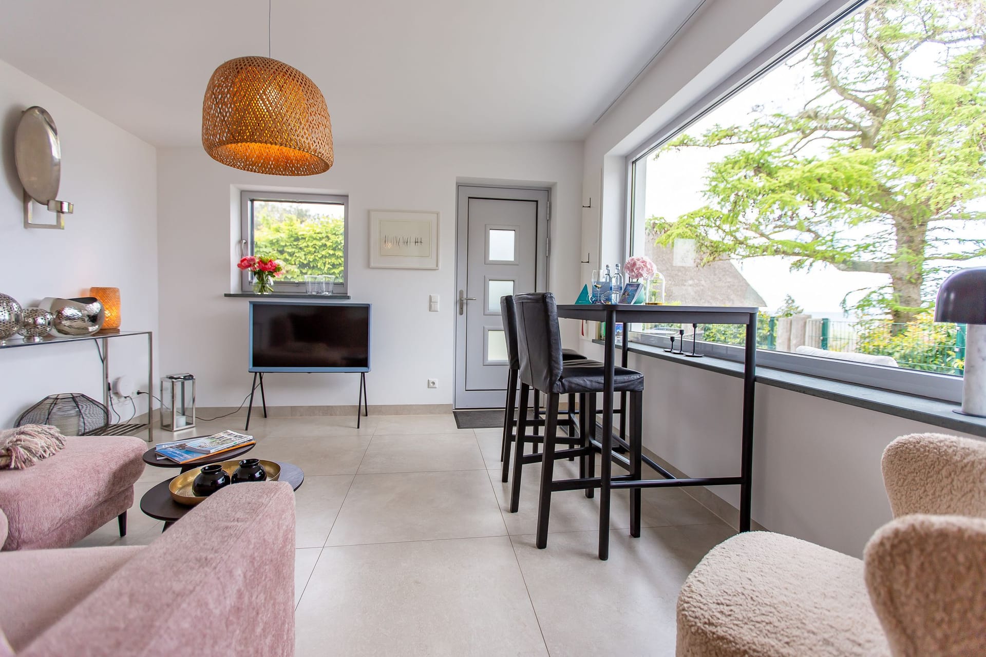 Heller Wohnbereich mit Sofa und Fernseher