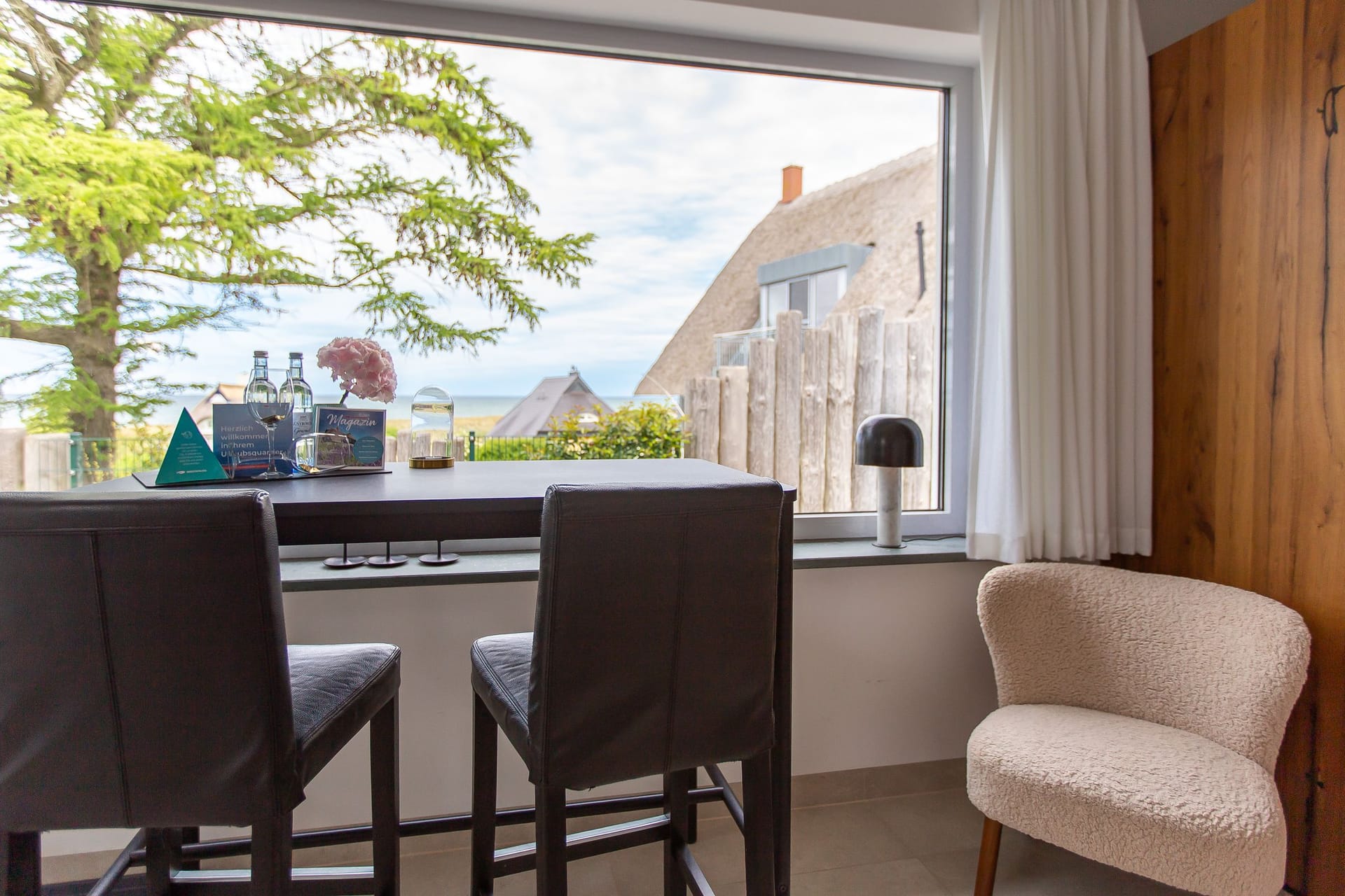 Moderne Küche mit Blick und Barhockern