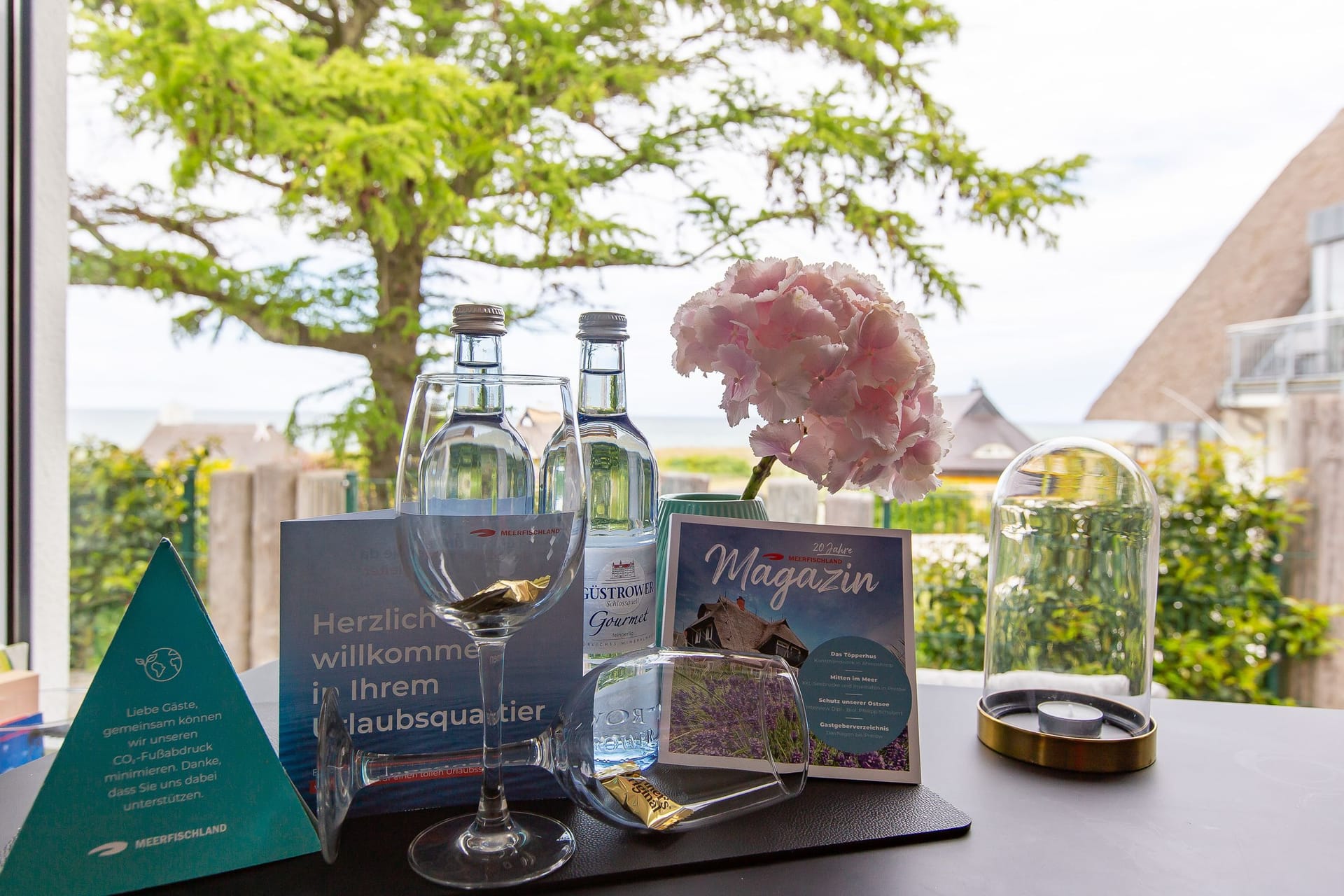Willkommensgeschenk mit Wasser und Gläsern