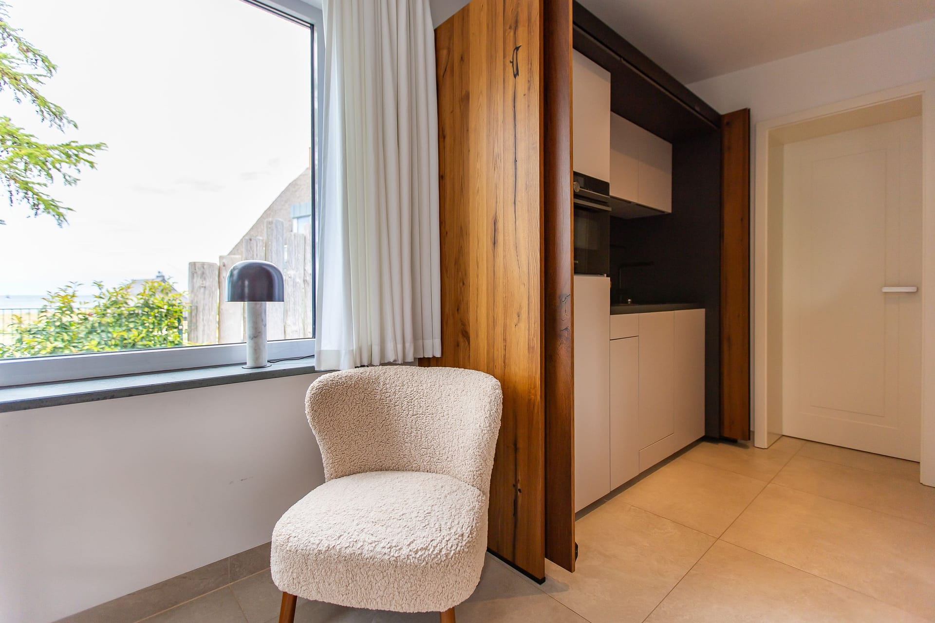 Moderne Küche mit Arbeitsbereich und Fenster