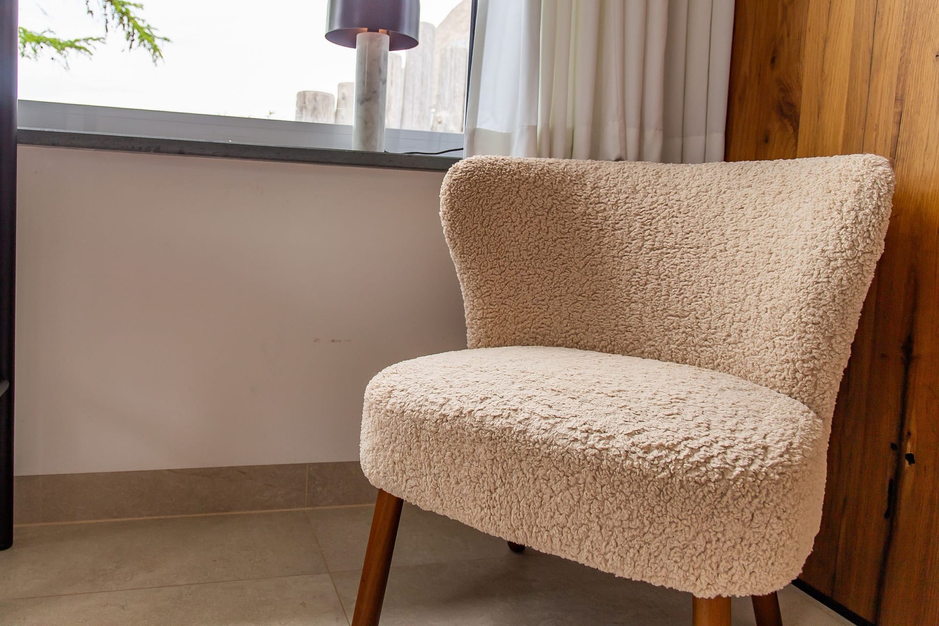 Gemütlicher Stuhl im modernen Wohnzimmer