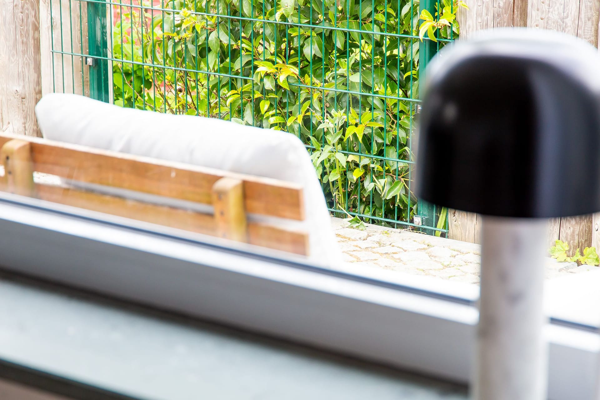 Terrasse mit Sitzgelegenheit und Pflanzen