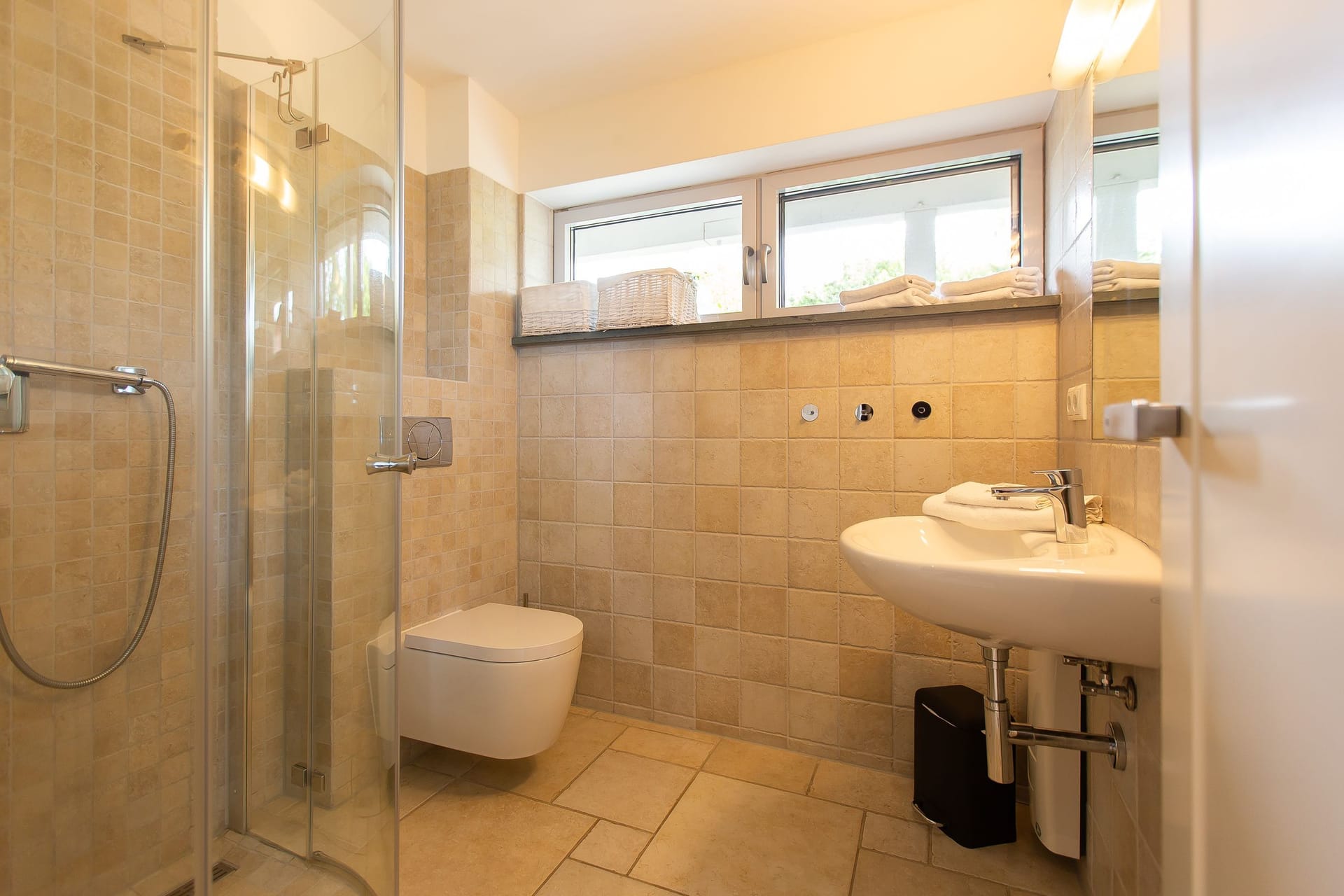 Modernes Badezimmer mit Dusche und hellem Ambiente