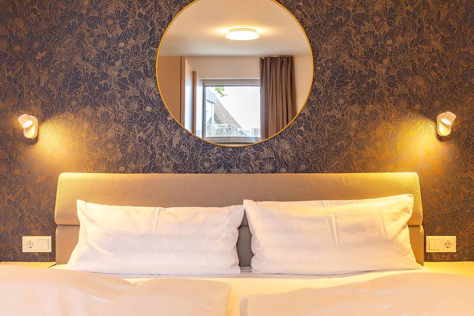 Schlafzimmer mit Doppelbett und Blumenmuster