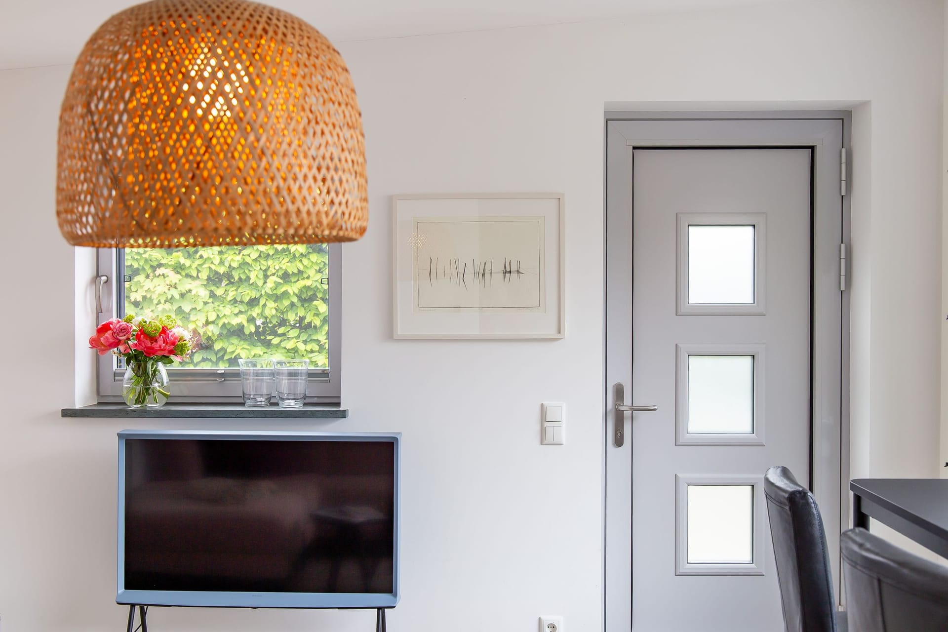 Helles Wohnzimmer mit TV und Fenster
