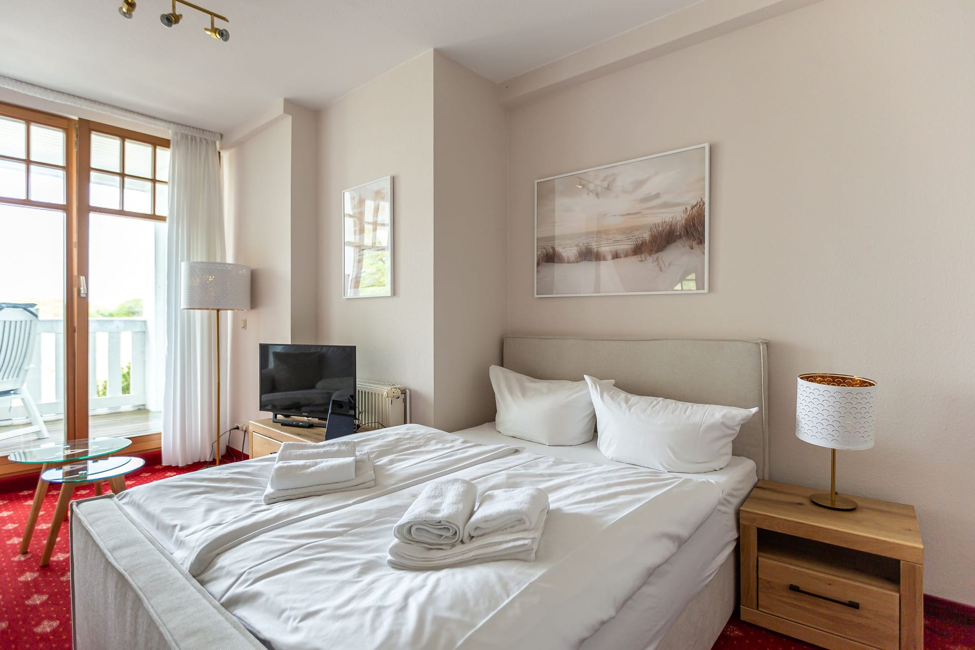 Gemütliches Schlafzimmer mit Doppelbett und Balkon.