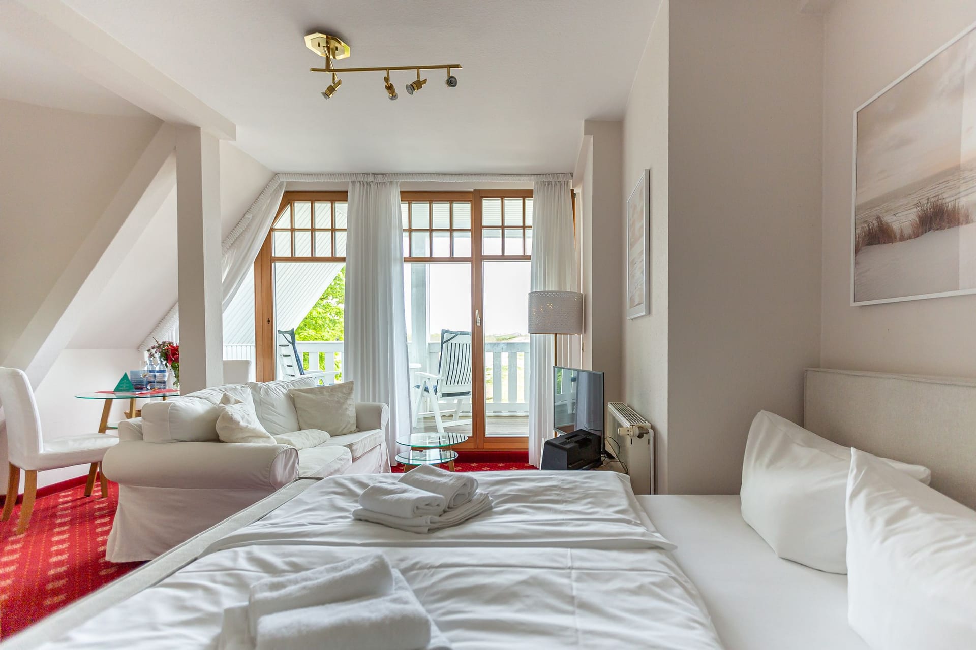 Gemütliches Schlafzimmer mit Balkon