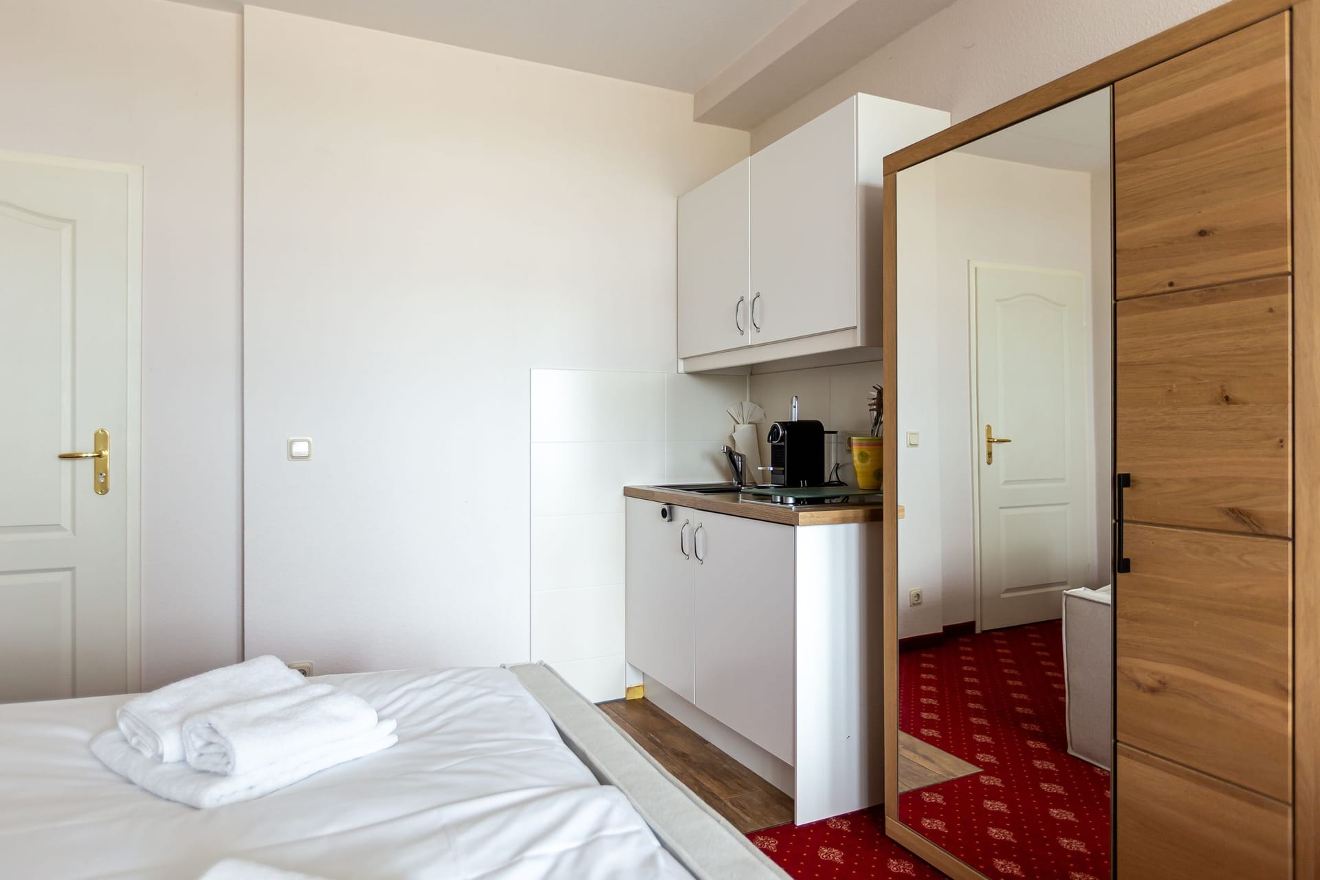 Helles Schlafzimmer mit integrierter Küchenzeile