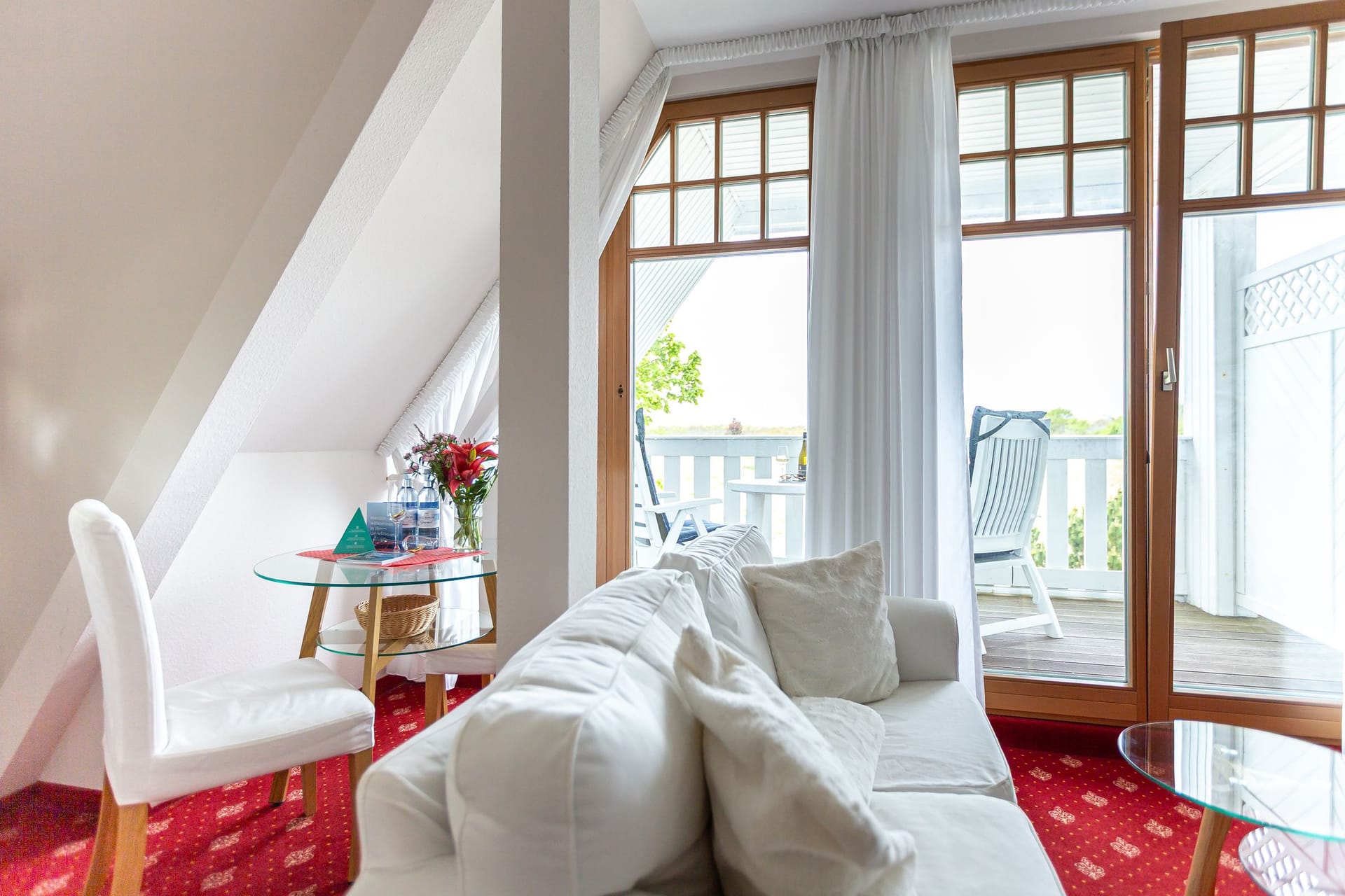 Helles Wohnzimmer mit Zugang zur Terrasse