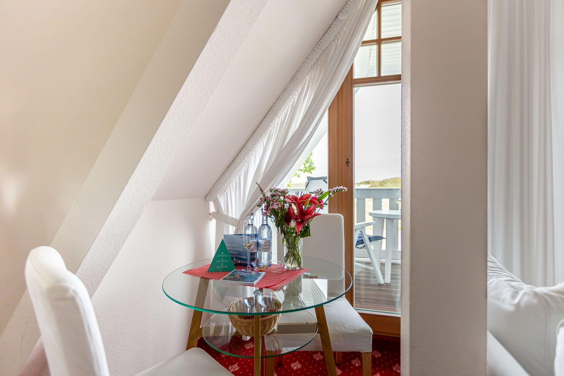 Wohnzimmer mit Glastisch und Aussicht