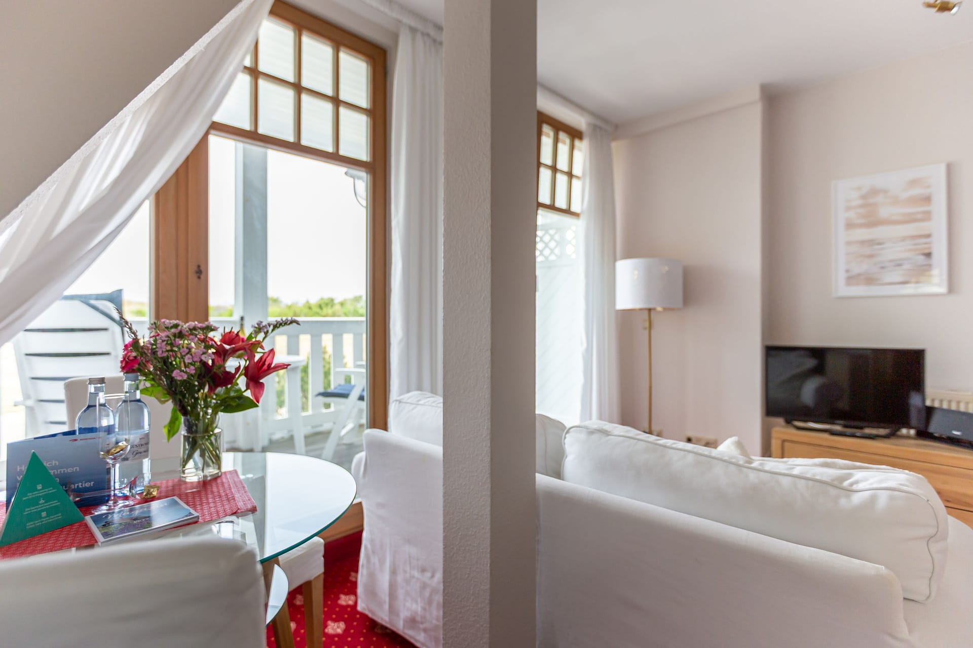 Gemütliches Wohnzimmer mit Balkon